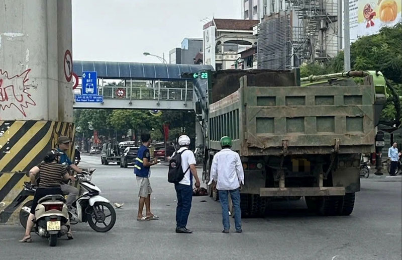 Hiện trường vụ xe máy va chạm với ô tô tải khiến 2 người thương vong ở Hà Nội.