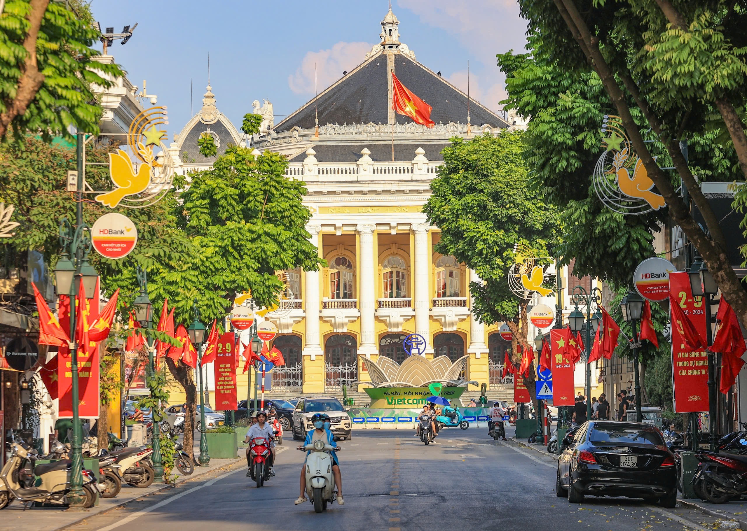 Ngắm đường phố Hà Nội vắng vẻ khác lạ trong ngày thứ hai nghỉ lễ- Ảnh 10. Ngắm đường phố Hà Nội vắng vẻ khác lạ trong ngày thứ hai nghỉ lễ- Ảnh 10.