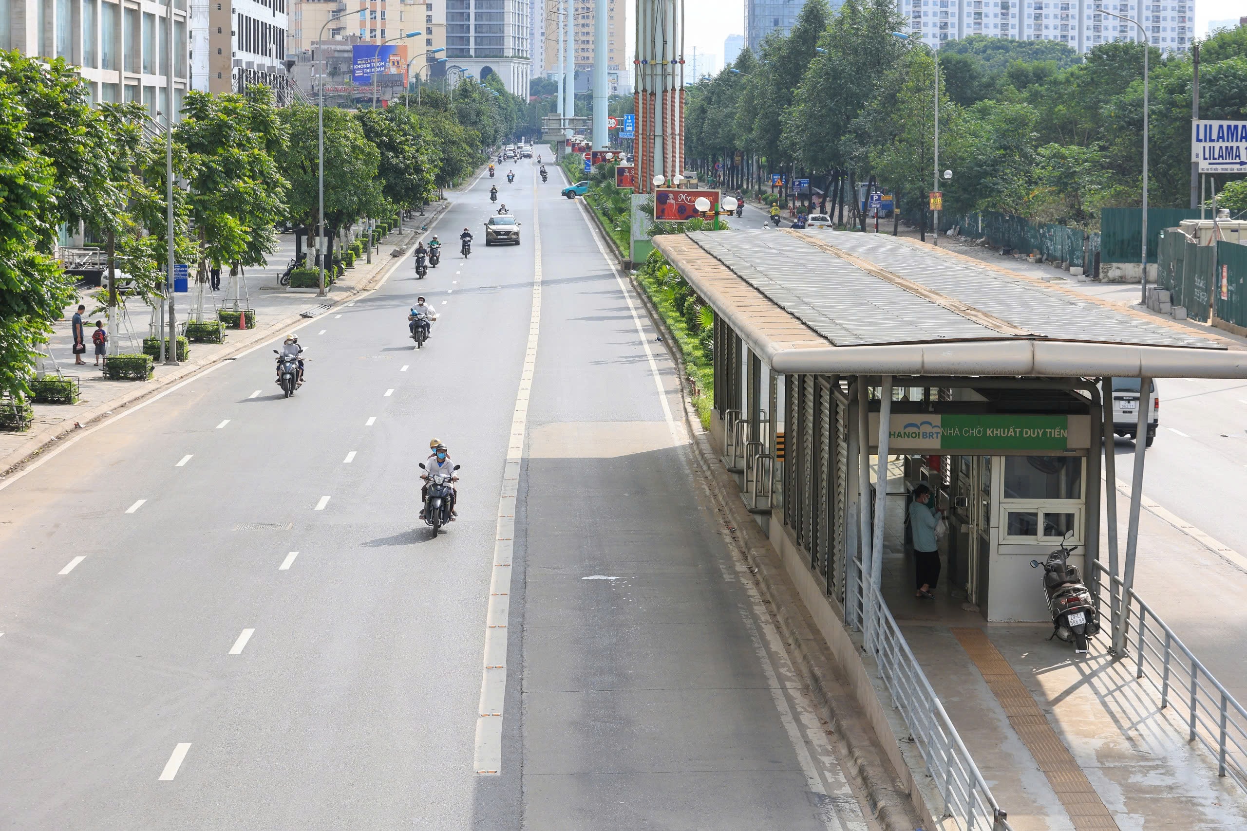 Ngắm đường phố Hà Nội vắng vẻ khác lạ trong ngày thứ hai nghỉ lễ- Ảnh 13. Ngắm đường phố Hà Nội vắng vẻ khác lạ trong ngày thứ hai nghỉ lễ- Ảnh 13.