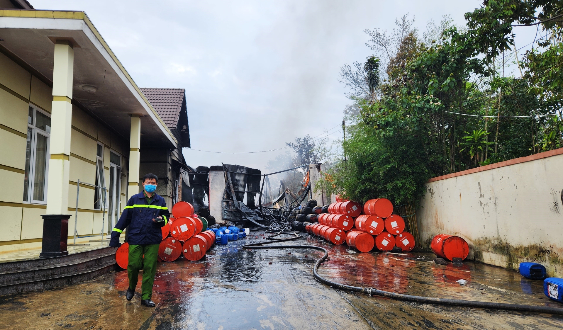 Lửa bao trùm kho chứa dầu nhớt, thiêu rụi 5 ô tô- Ảnh 3.