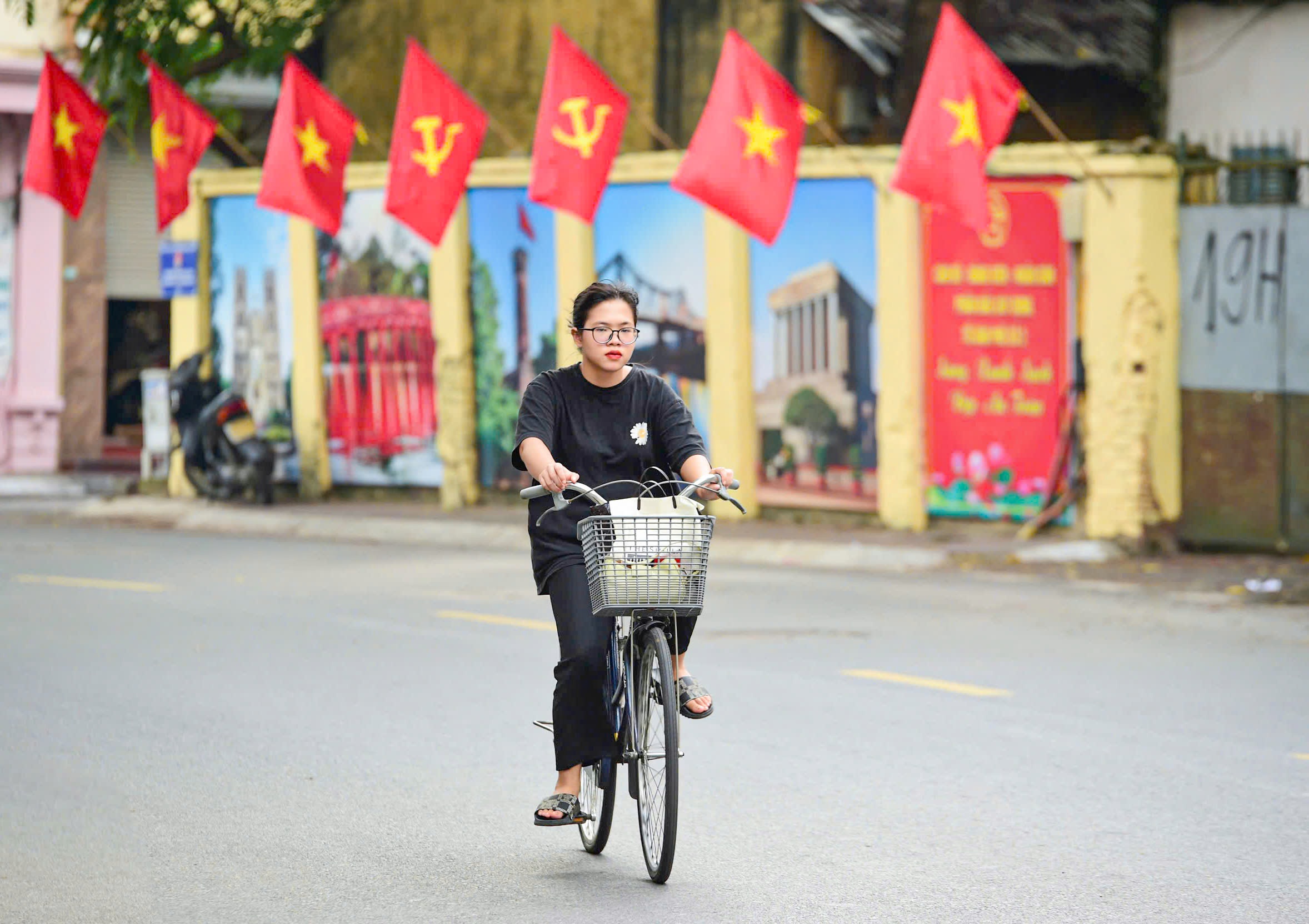 Ngắm đường phố Hà Nội vắng vẻ khác lạ trong ngày thứ hai nghỉ lễ- Ảnh 8. Ngắm đường phố Hà Nội vắng vẻ khác lạ trong ngày thứ hai nghỉ lễ- Ảnh 8.