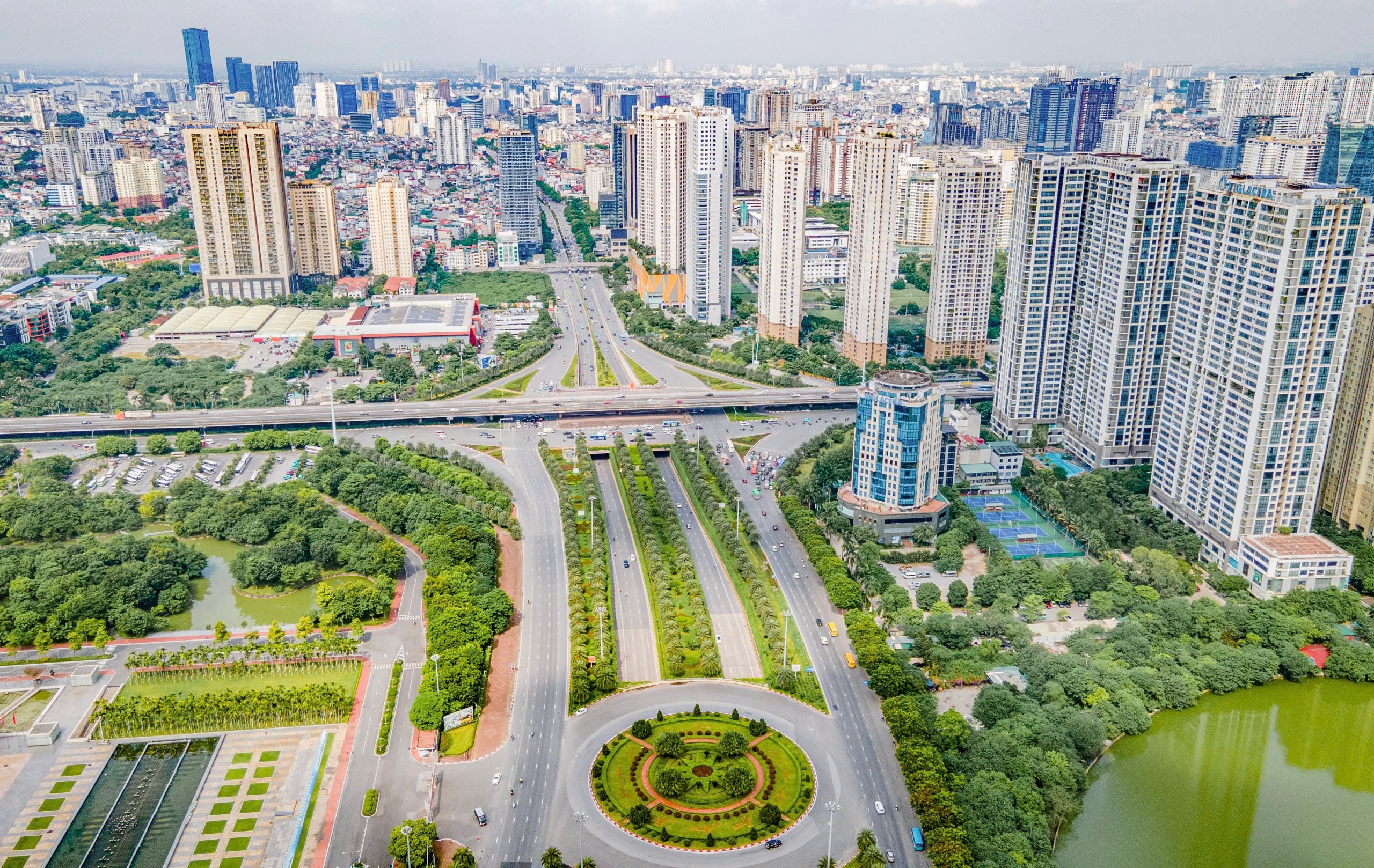 Ngắm đường phố Hà Nội vắng vẻ khác lạ trong ngày thứ hai nghỉ lễ- Ảnh 4. Ngắm đường phố Hà Nội vắng vẻ khác lạ trong ngày thứ hai nghỉ lễ- Ảnh 4.
