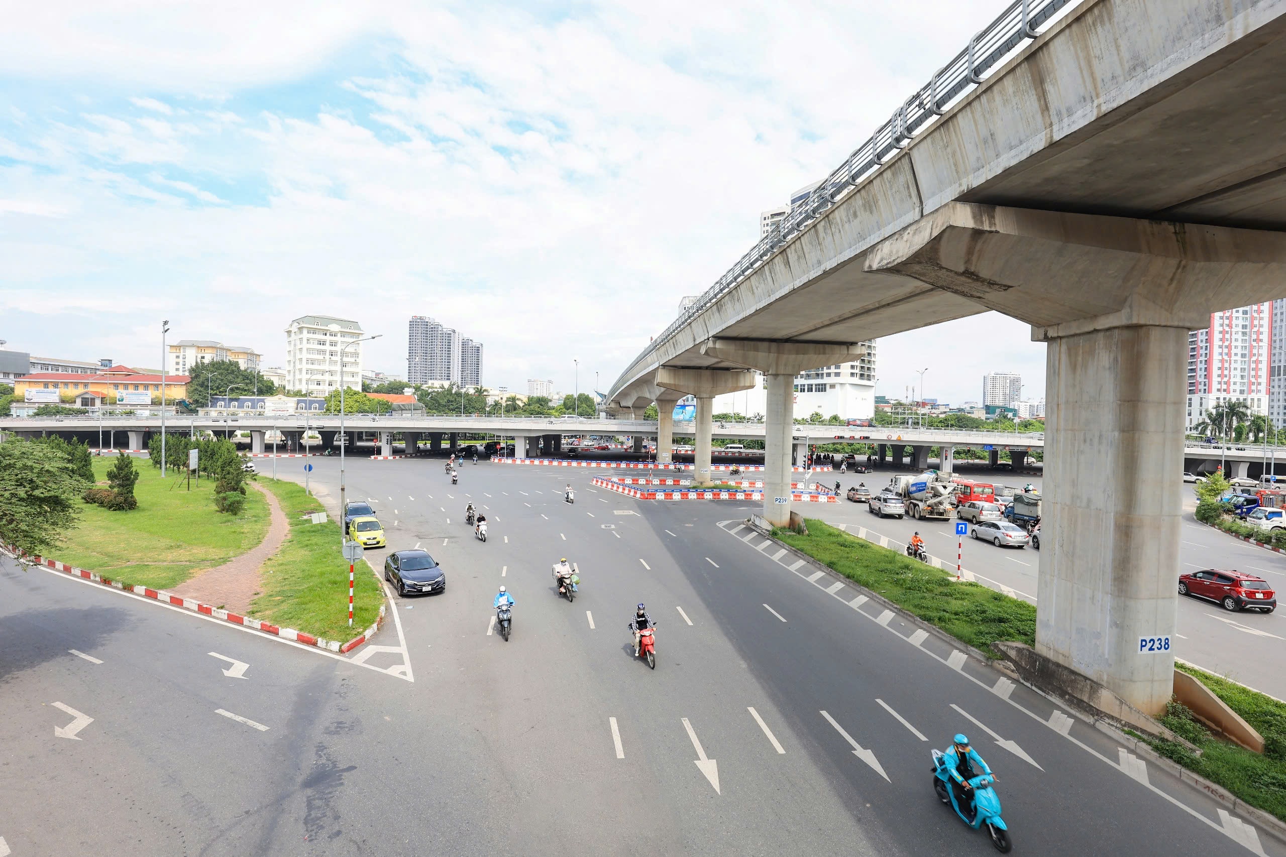 Ngắm đường phố Hà Nội vắng vẻ khác lạ trong ngày thứ hai nghỉ lễ- Ảnh 2. Ngắm đường phố Hà Nội vắng vẻ khác lạ trong ngày thứ hai nghỉ lễ- Ảnh 2.