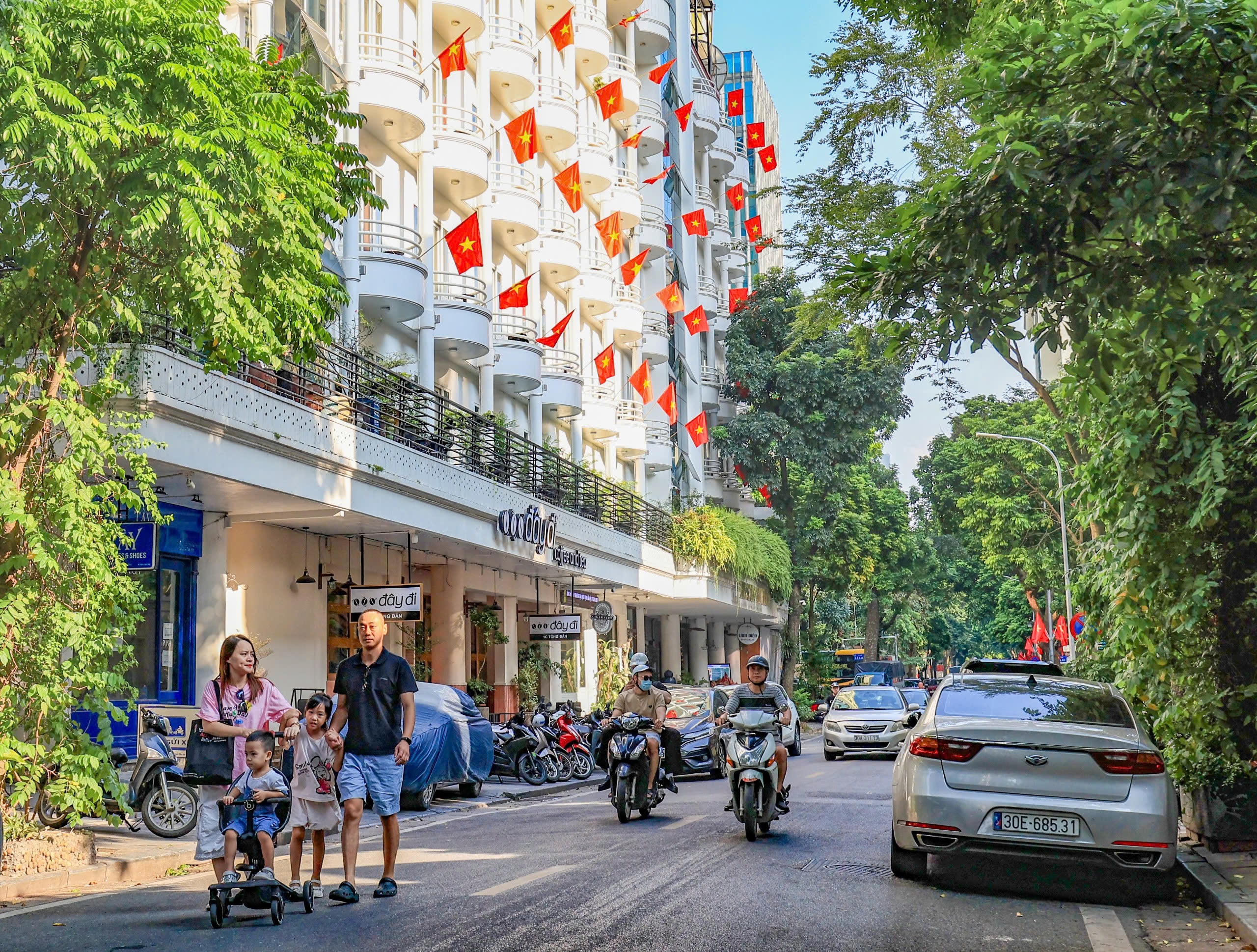 Ngắm đường phố Hà Nội vắng vẻ khác lạ trong ngày thứ hai nghỉ lễ- Ảnh 9. Ngắm đường phố Hà Nội vắng vẻ khác lạ trong ngày thứ hai nghỉ lễ- Ảnh 9.