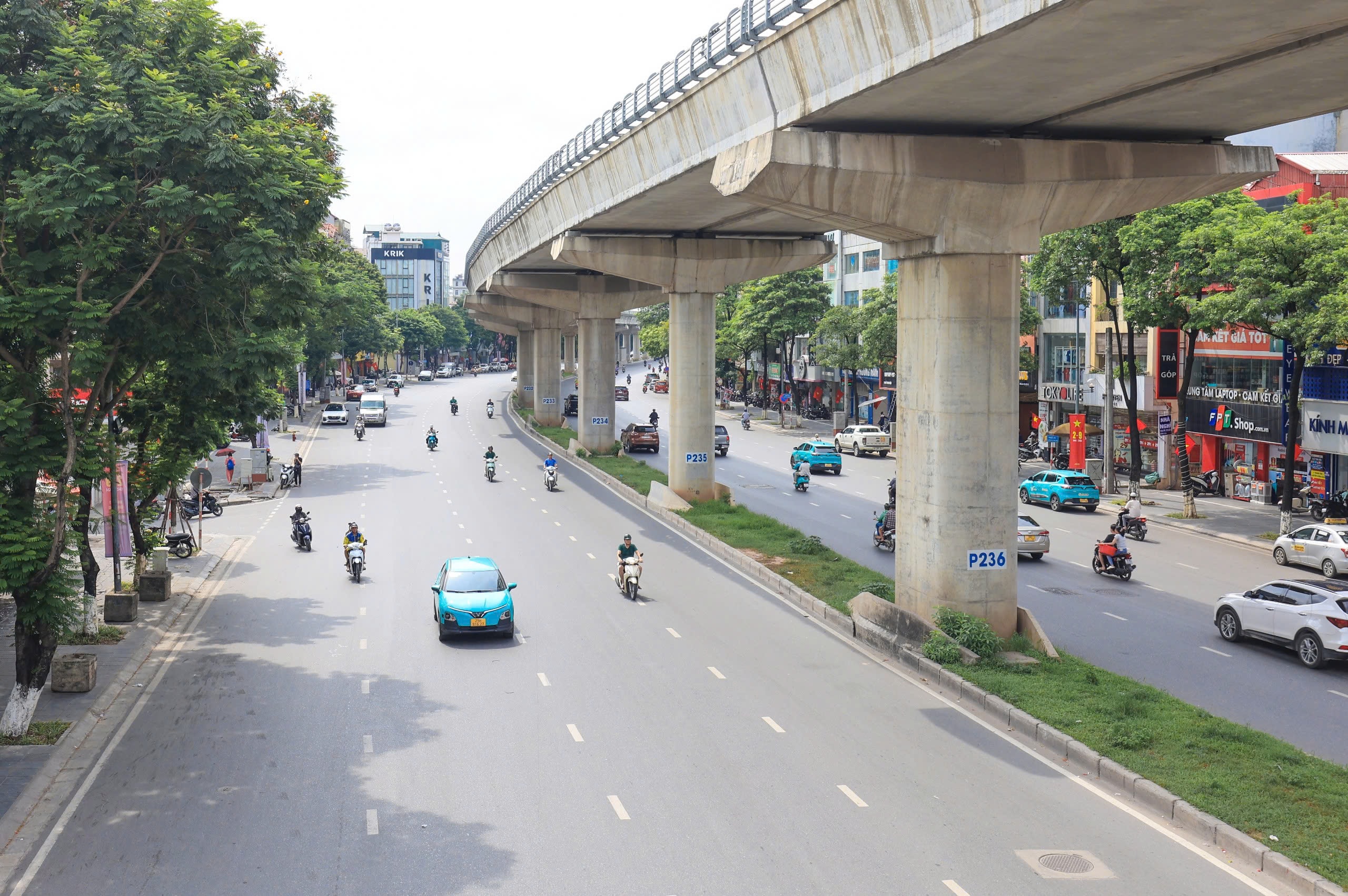 Ngắm đường phố Hà Nội vắng vẻ khác lạ trong ngày thứ hai nghỉ lễ- Ảnh 3. Ngắm đường phố Hà Nội vắng vẻ khác lạ trong ngày thứ hai nghỉ lễ- Ảnh 3.
