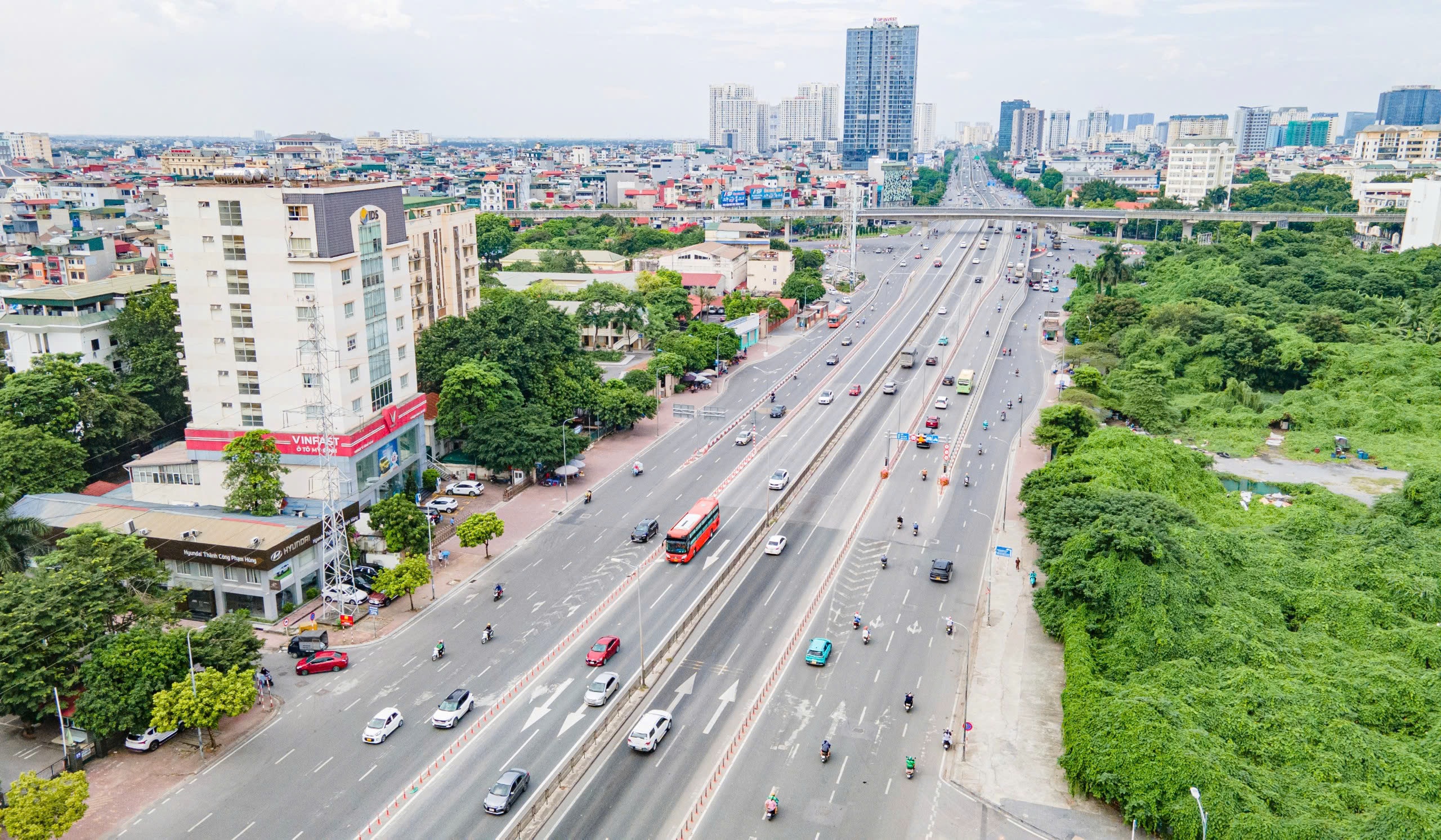 Ngắm đường phố Hà Nội vắng vẻ khác lạ trong ngày thứ hai nghỉ lễ- Ảnh 1. Ngắm đường phố Hà Nội vắng vẻ khác lạ trong ngày thứ hai nghỉ lễ- Ảnh 1.
