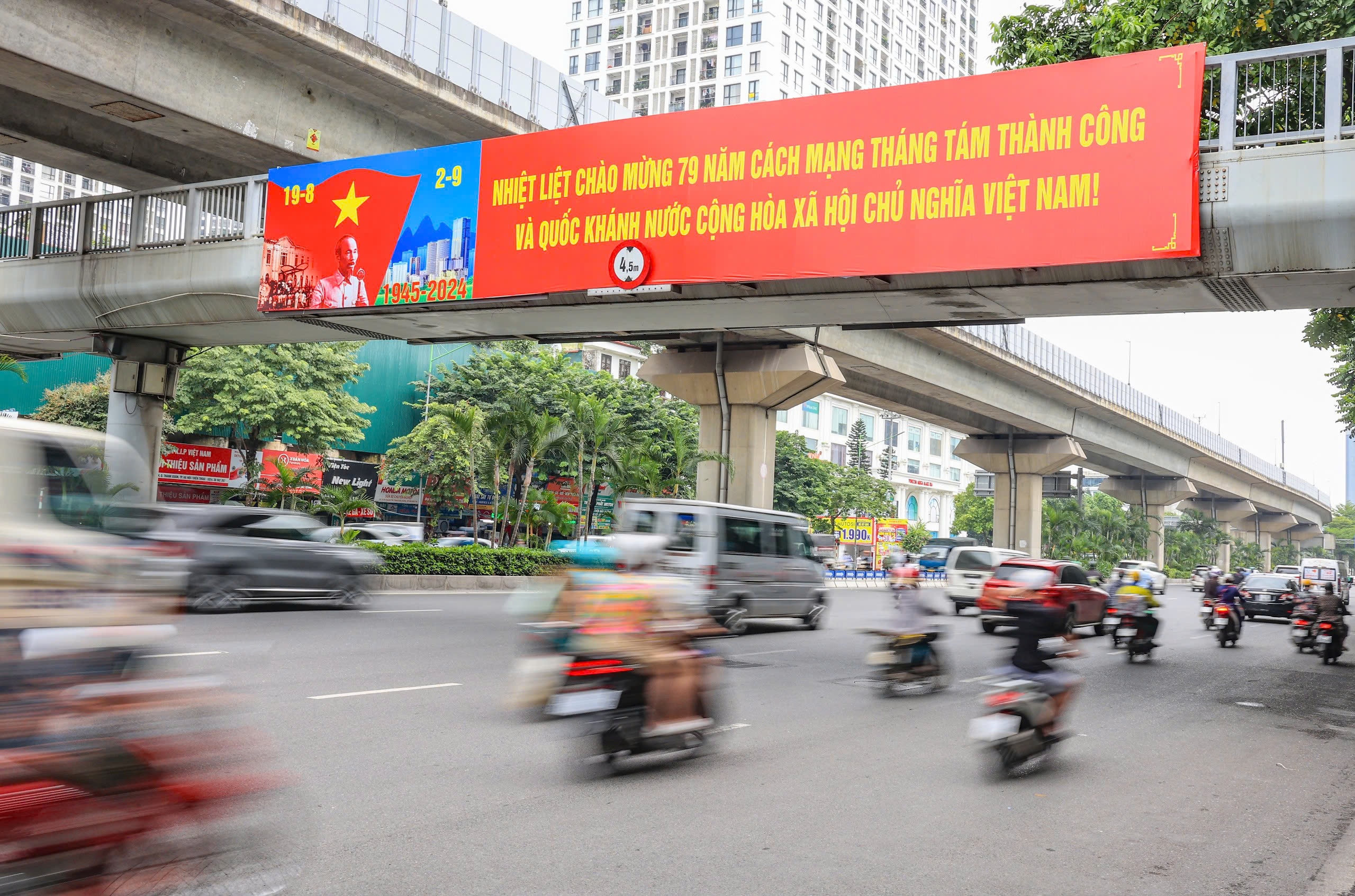 Ngắm đường phố Hà Nội vắng vẻ khác lạ trong ngày thứ hai nghỉ lễ- Ảnh 11. Ngắm đường phố Hà Nội vắng vẻ khác lạ trong ngày thứ hai nghỉ lễ- Ảnh 11.