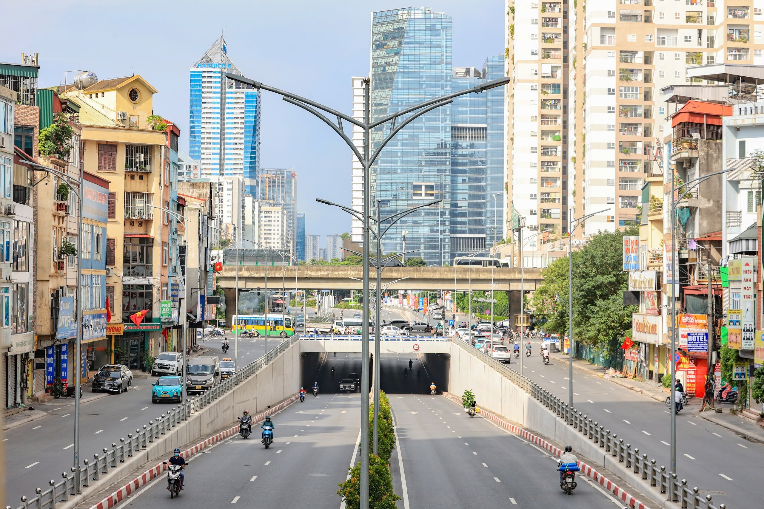 Ngắm đường phố Hà Nội vắng vẻ khác lạ trong ngày thứ hai nghỉ lễ- Ảnh 12. Ngắm đường phố Hà Nội vắng vẻ khác lạ trong ngày thứ hai nghỉ lễ- Ảnh 12.