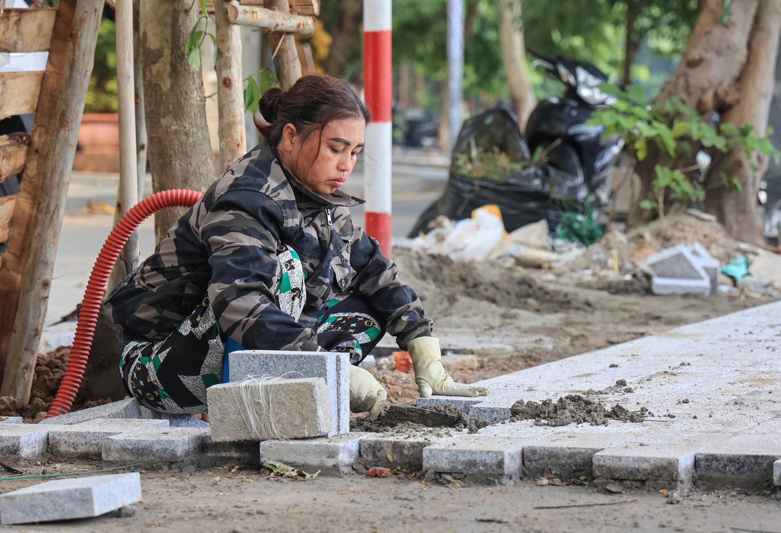 Thi công xuyên lễ, gấp rút hoàn thiện tuyến phố đi bộ thứ 7 tại Hà Nội- Ảnh 6.