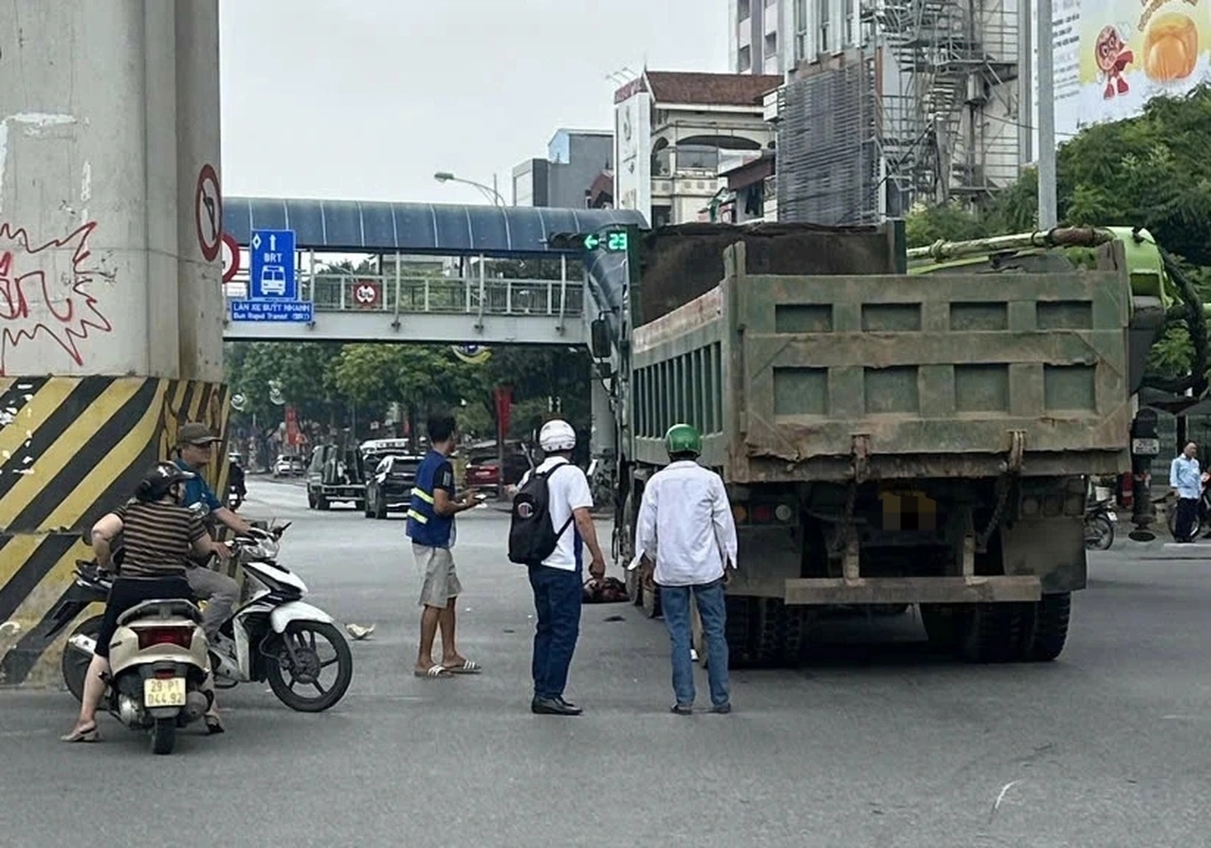 Hà Nội: Xe máy va chạm với ô tô tải, 2 người thương vong- Ảnh 1.