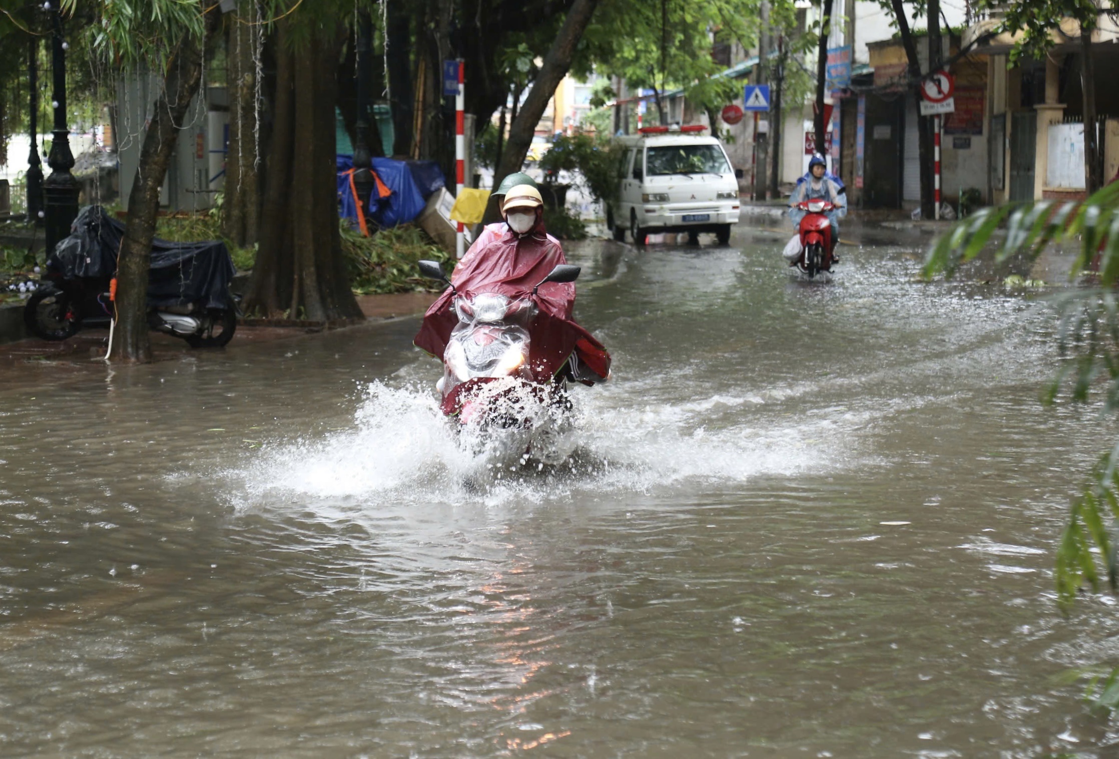 Hà Nội: Nhiều tuyến đường thành sông sau trận mưa lớn đêm qua- Ảnh 13.