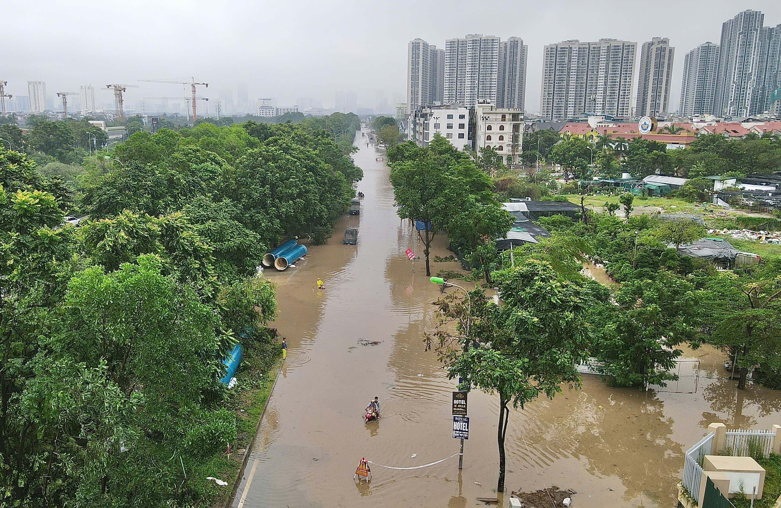 Hà Nội: Nhiều tuyến đường thành sông sau trận mưa lớn đêm qua- Ảnh 12.