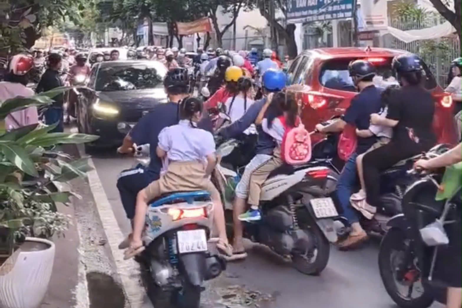 Cần Thơ: Phạt nguội ô tô đưa học sinh vào tận cổng trường, bất chấp đường cấm- Ảnh 1.