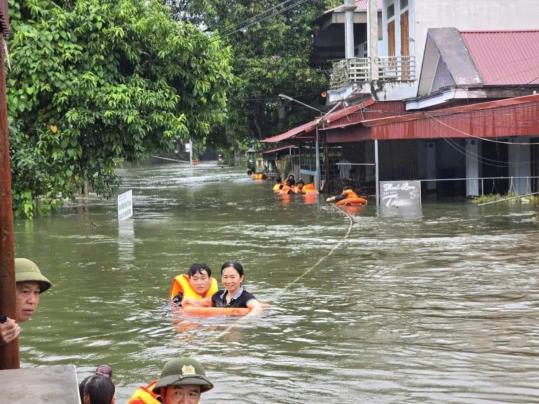 Công an Yên Bái lặn ngụp trong mưa lũ, bới đất đá cứu người- Ảnh 8.