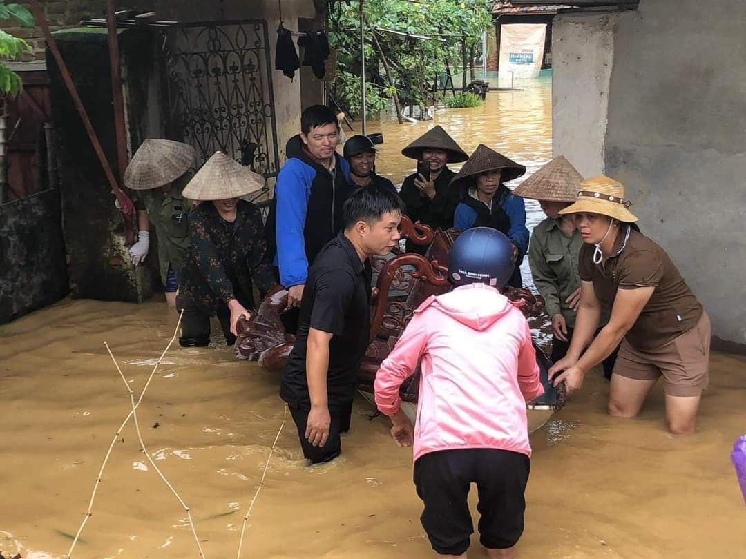 Vĩnh Phúc: Mực nước trên sông Phó Đáy lên cao, người dân phải di chuyển bằng thuyền- Ảnh 1.