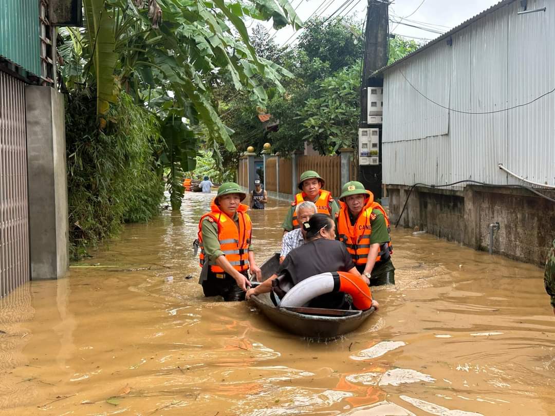 Phú Thọ: Nước lũ tràn đê, nhiều hộ dân phải di dời khẩn cấp- Ảnh 3.