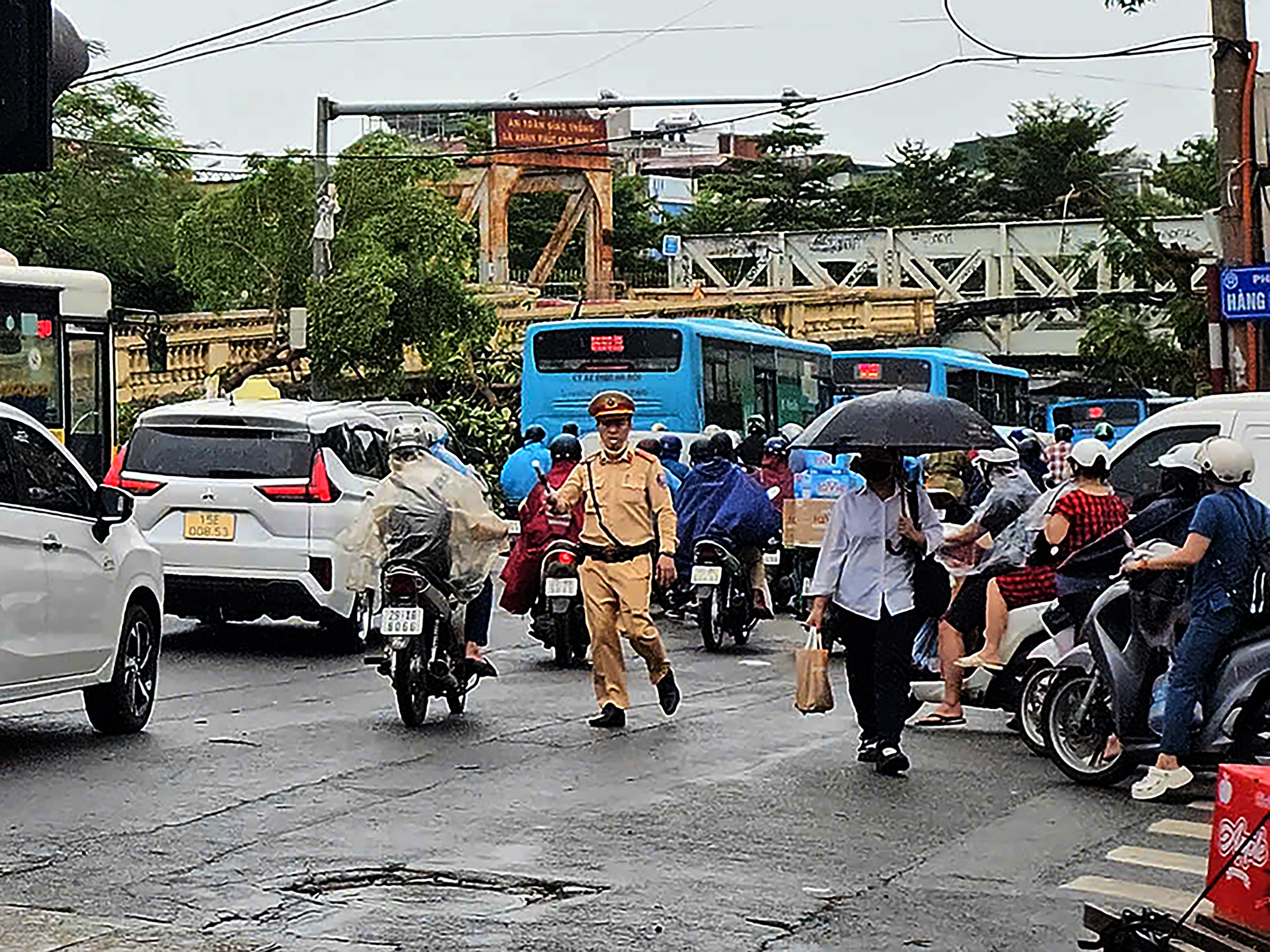 Cấm phương tiện qua cầu Long Biên, CSGT túc trực điều tiết- Ảnh 5.