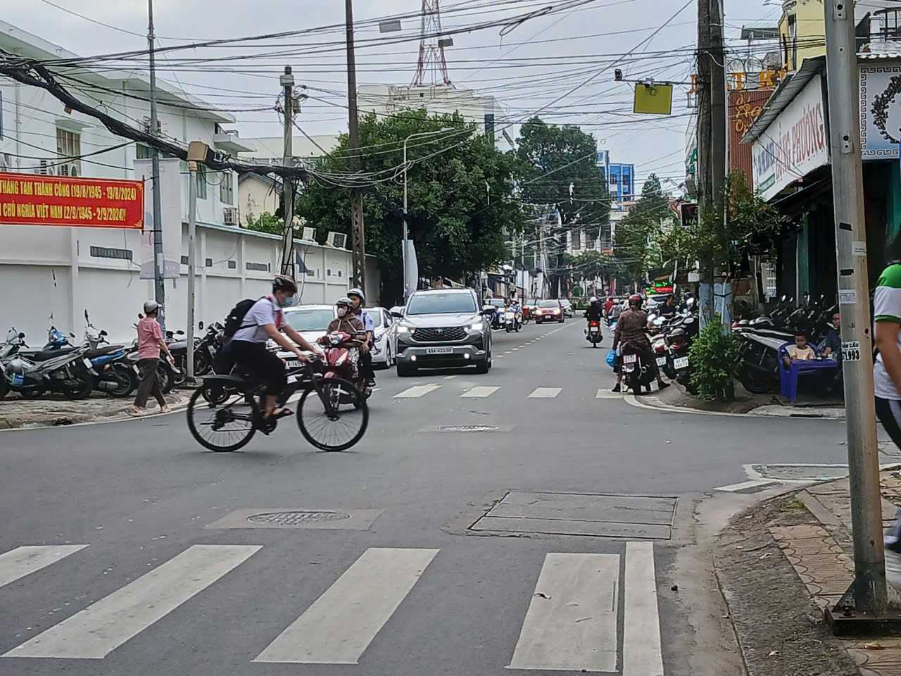 Cần Thơ: Phạt nguội ô tô đưa học sinh vào tận cổng trường, bất chấp đường cấm- Ảnh 2.