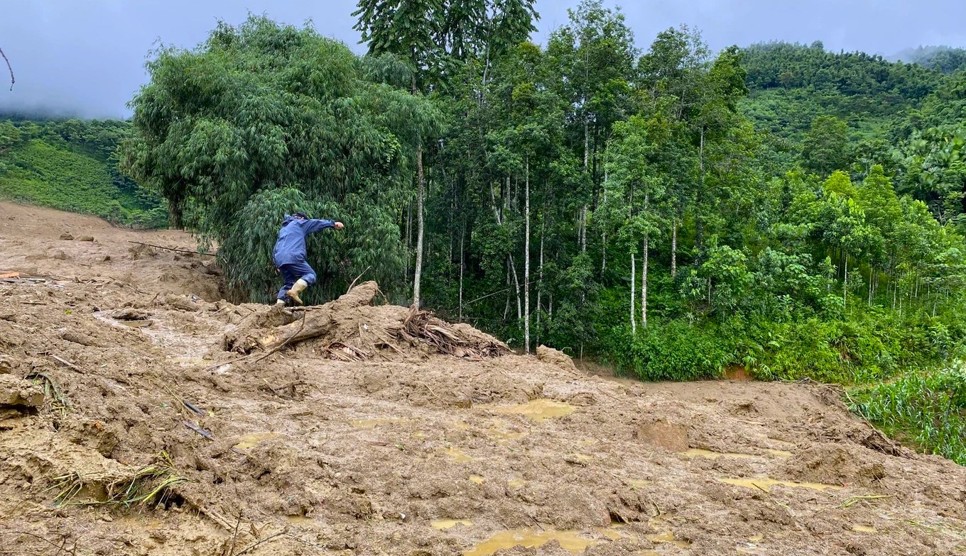 Mở đường tới điểm sạt lở 100 người mất tích tại Lào Cai: "Cố gắng từng phút để cứu người"- Ảnh 5.