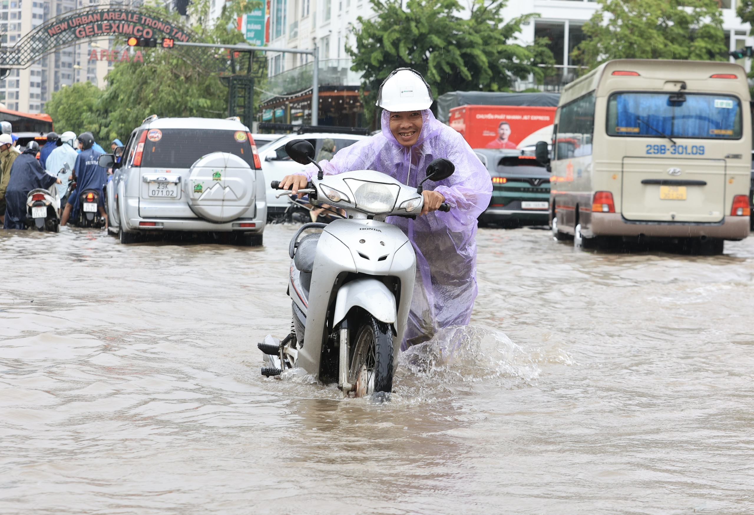 Hà Nội: Nhiều tuyến đường thành sông sau trận mưa lớn đêm qua- Ảnh 5.