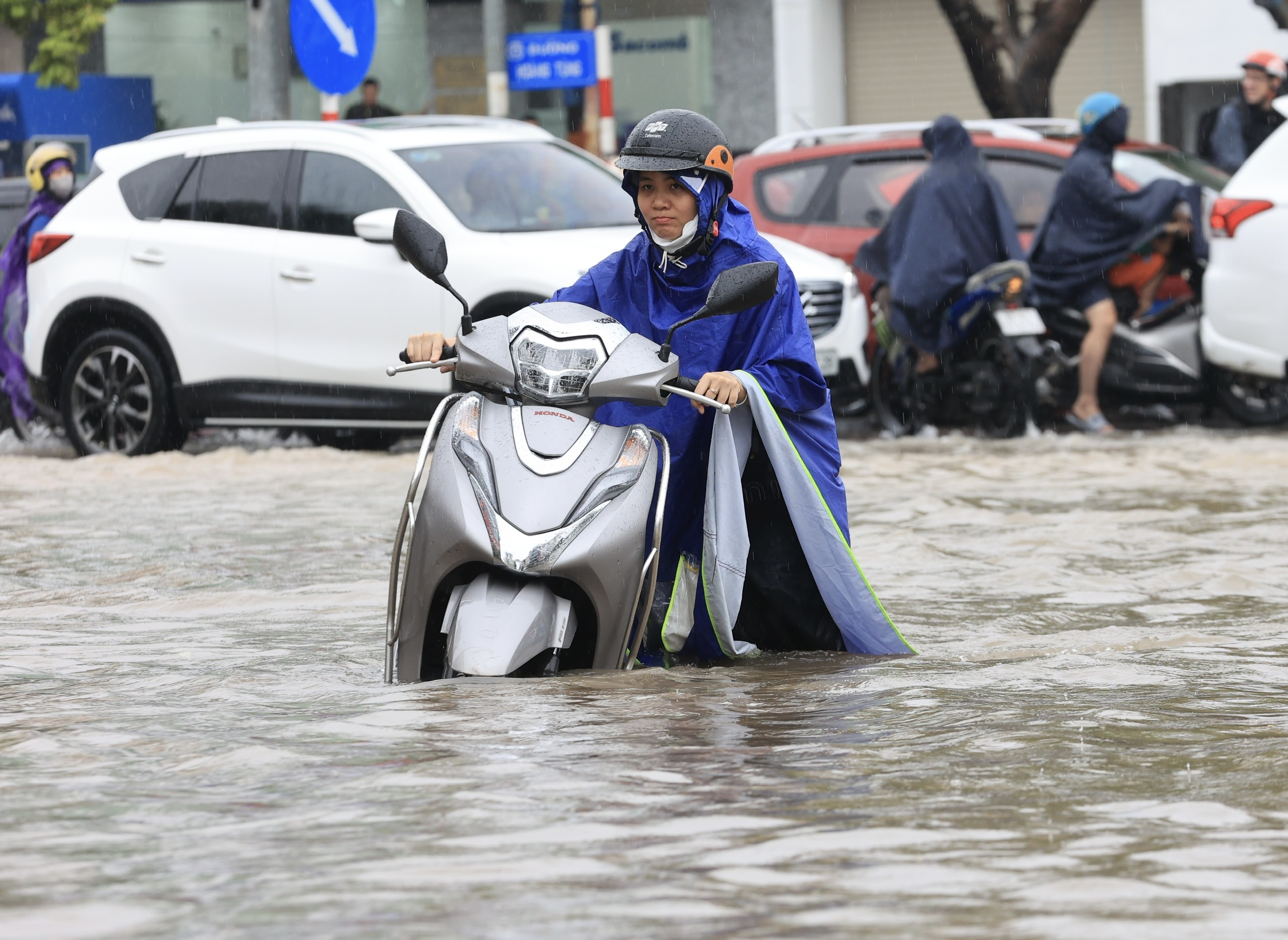 Hà Nội: Nhiều tuyến đường thành sông sau trận mưa lớn đêm qua- Ảnh 3.