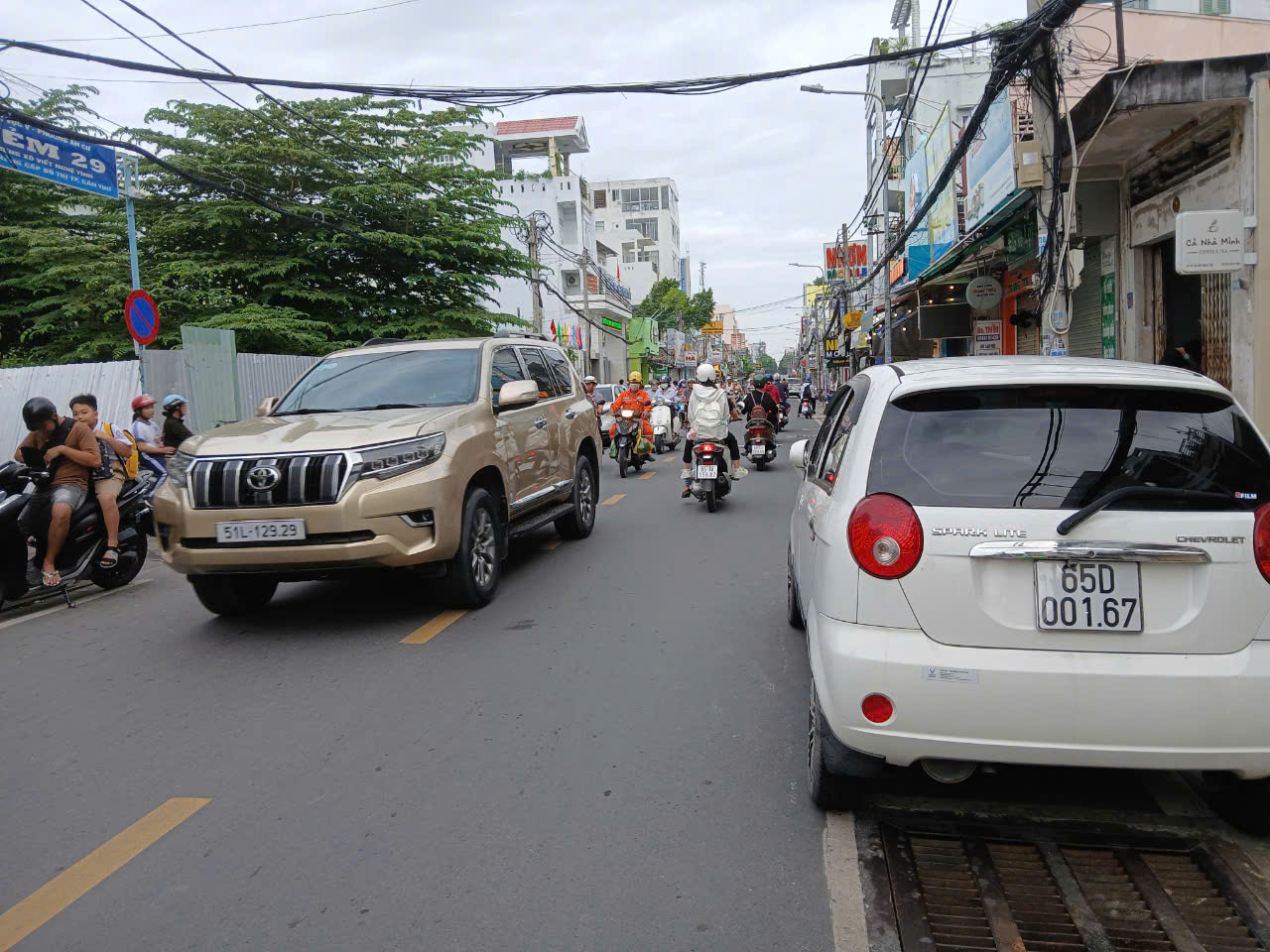 Cần Thơ: Phạt nguội ô tô đưa học sinh vào tận cổng trường, bất chấp đường cấm- Ảnh 4.