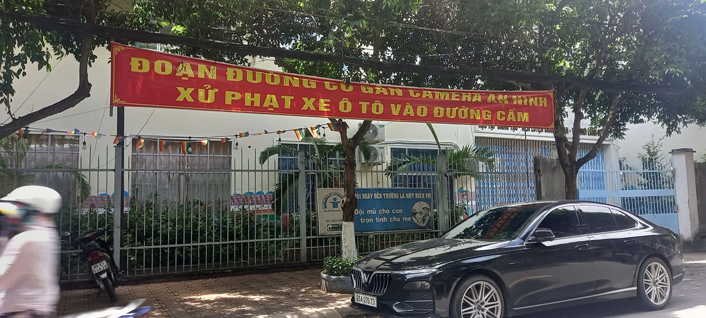 Cần Thơ: Phạt nguội ô tô đưa học sinh vào tận cổng trường, bất chấp đường cấm- Ảnh 5.