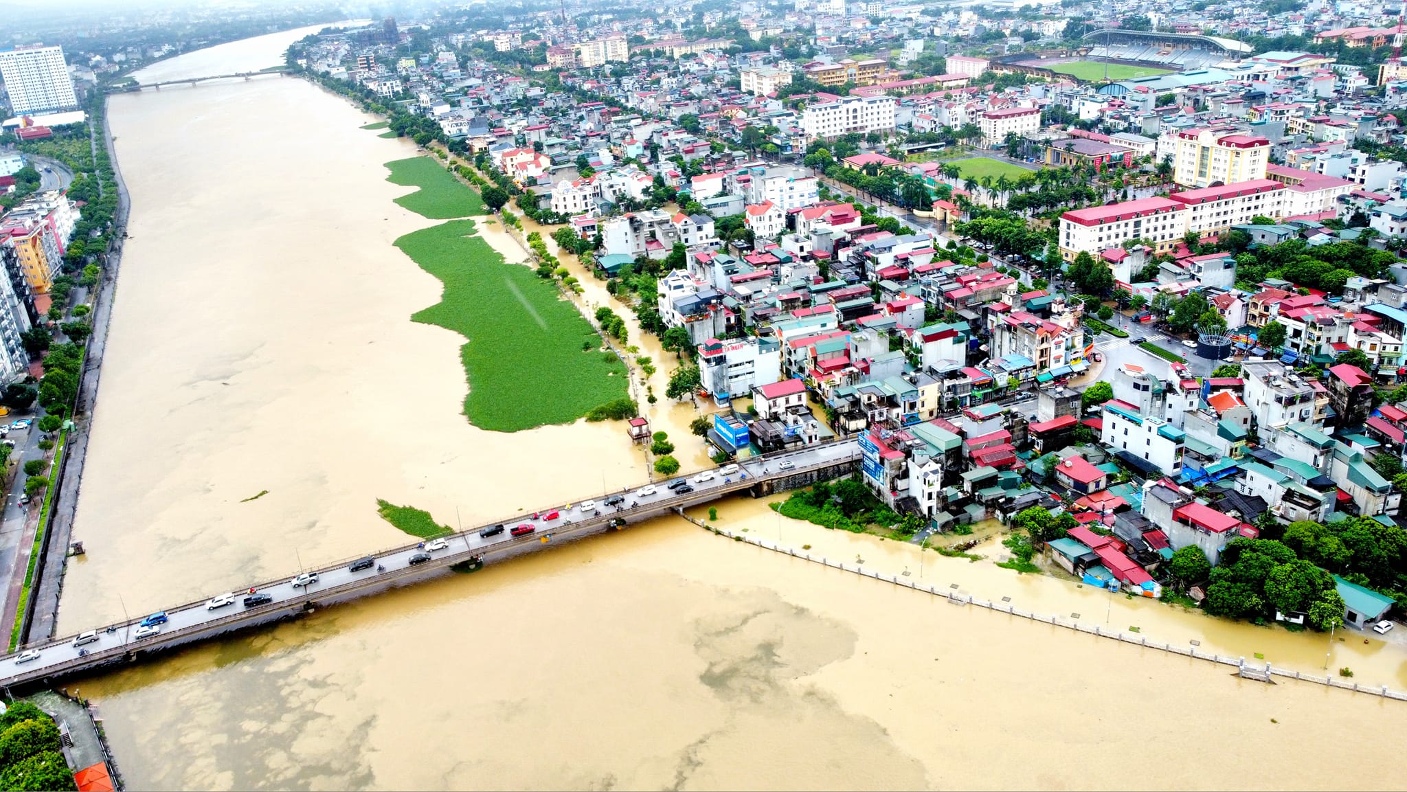 Hàng nghìn người ở Hà Nam gia cố đê, chạy lũ cả ngày lẫn đêm- Ảnh 4.