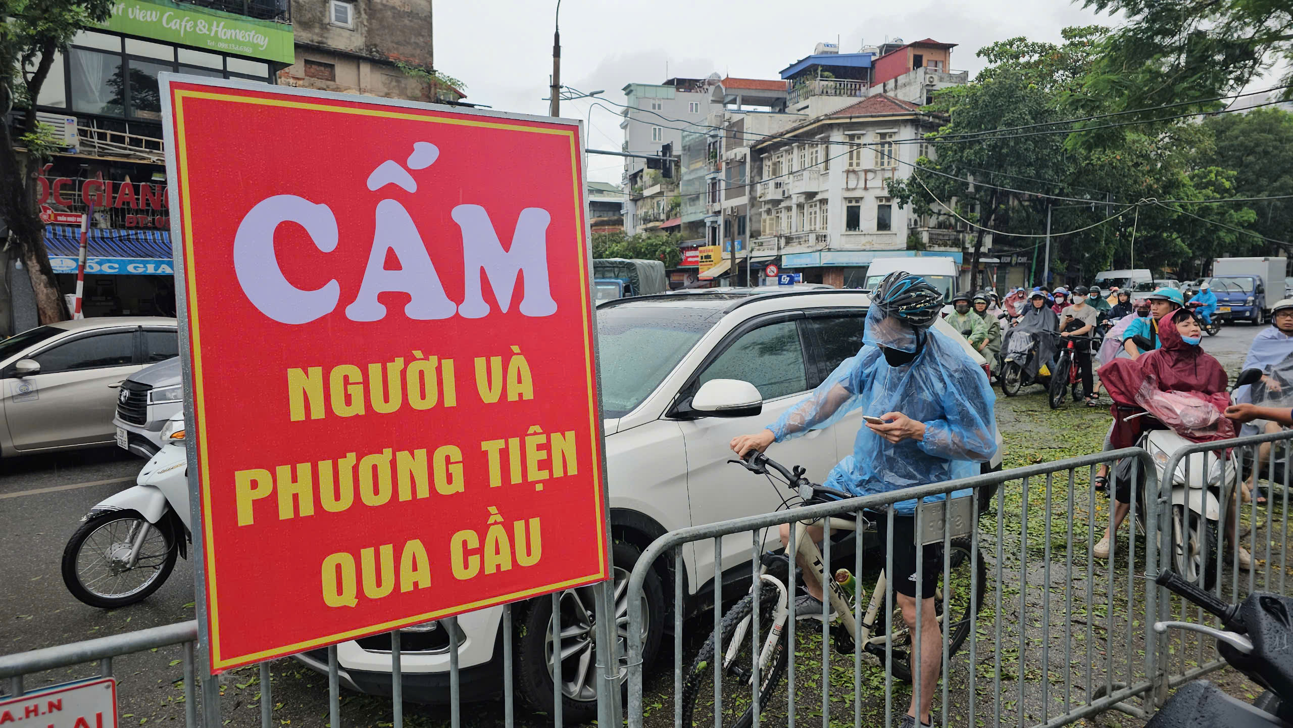 Cấm phương tiện qua cầu Long Biên, CSGT túc trực điều tiết- Ảnh 7.