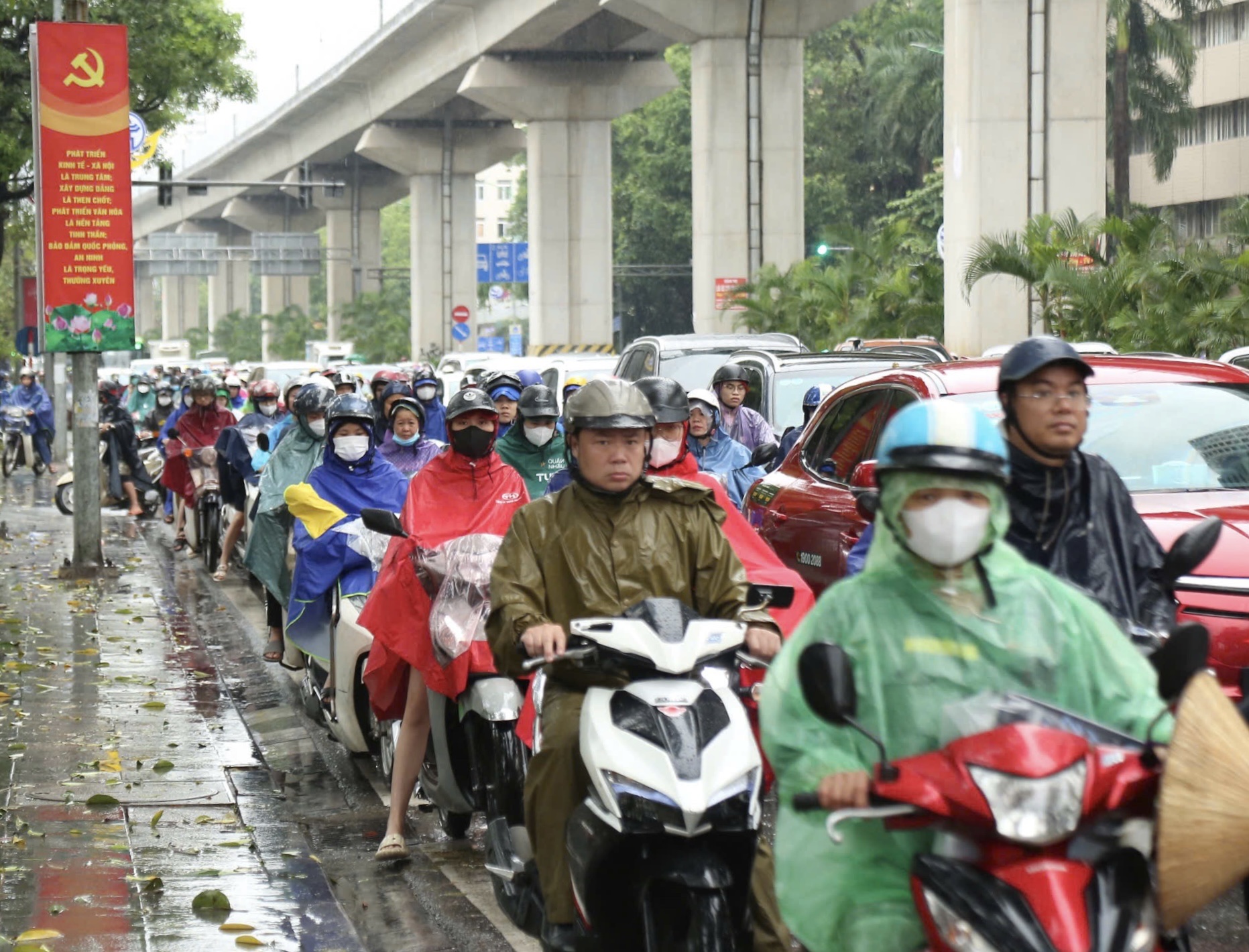 Hà Nội: Nhiều tuyến đường thành sông sau trận mưa lớn đêm qua- Ảnh 15.