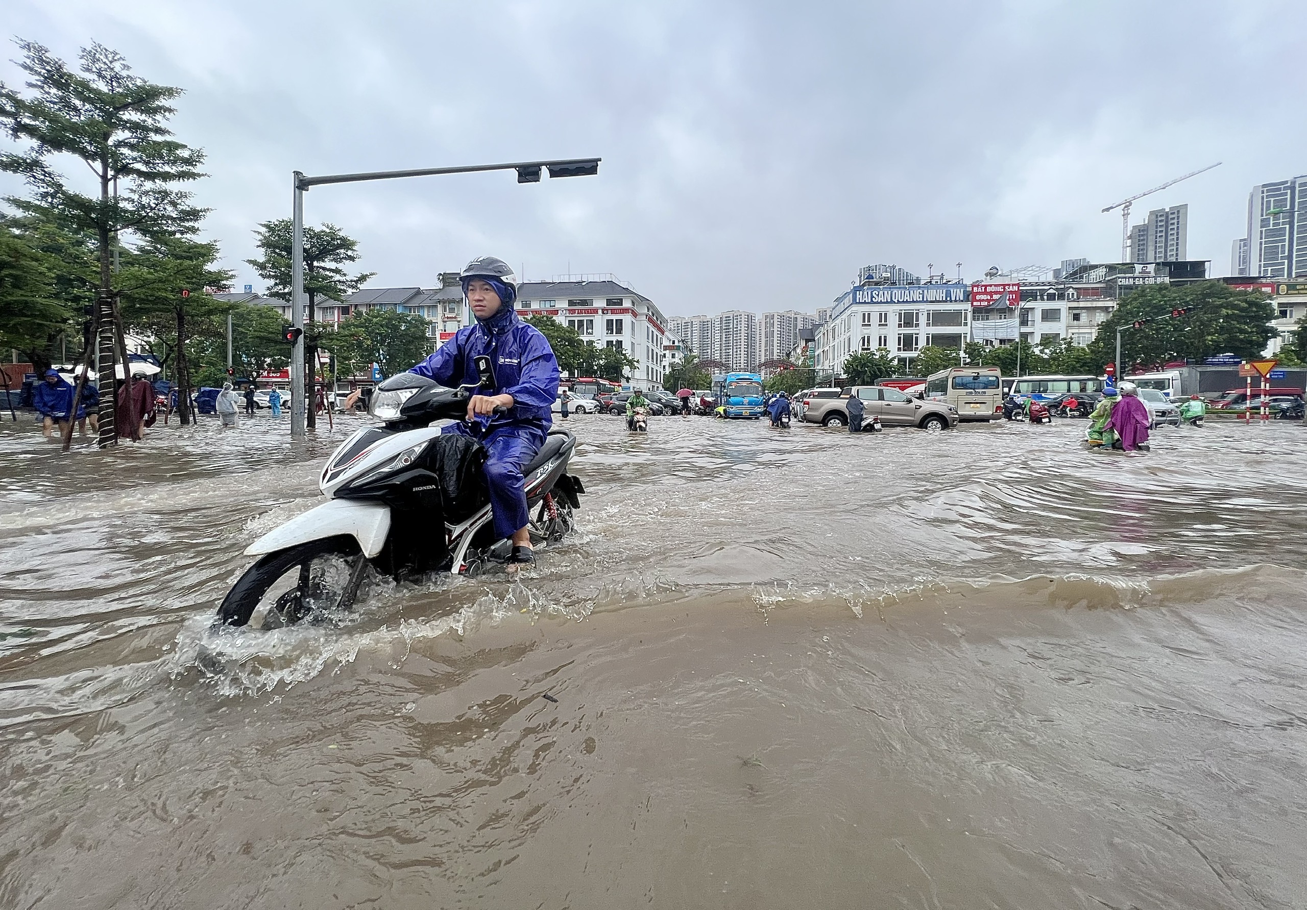 Hà Nội: Nhiều tuyến đường thành sông sau trận mưa lớn đêm qua- Ảnh 1.