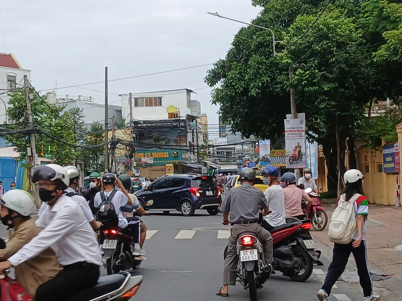 Cần Thơ: Phạt nguội ô tô đưa học sinh vào tận cổng trường, bất chấp đường cấm- Ảnh 7.