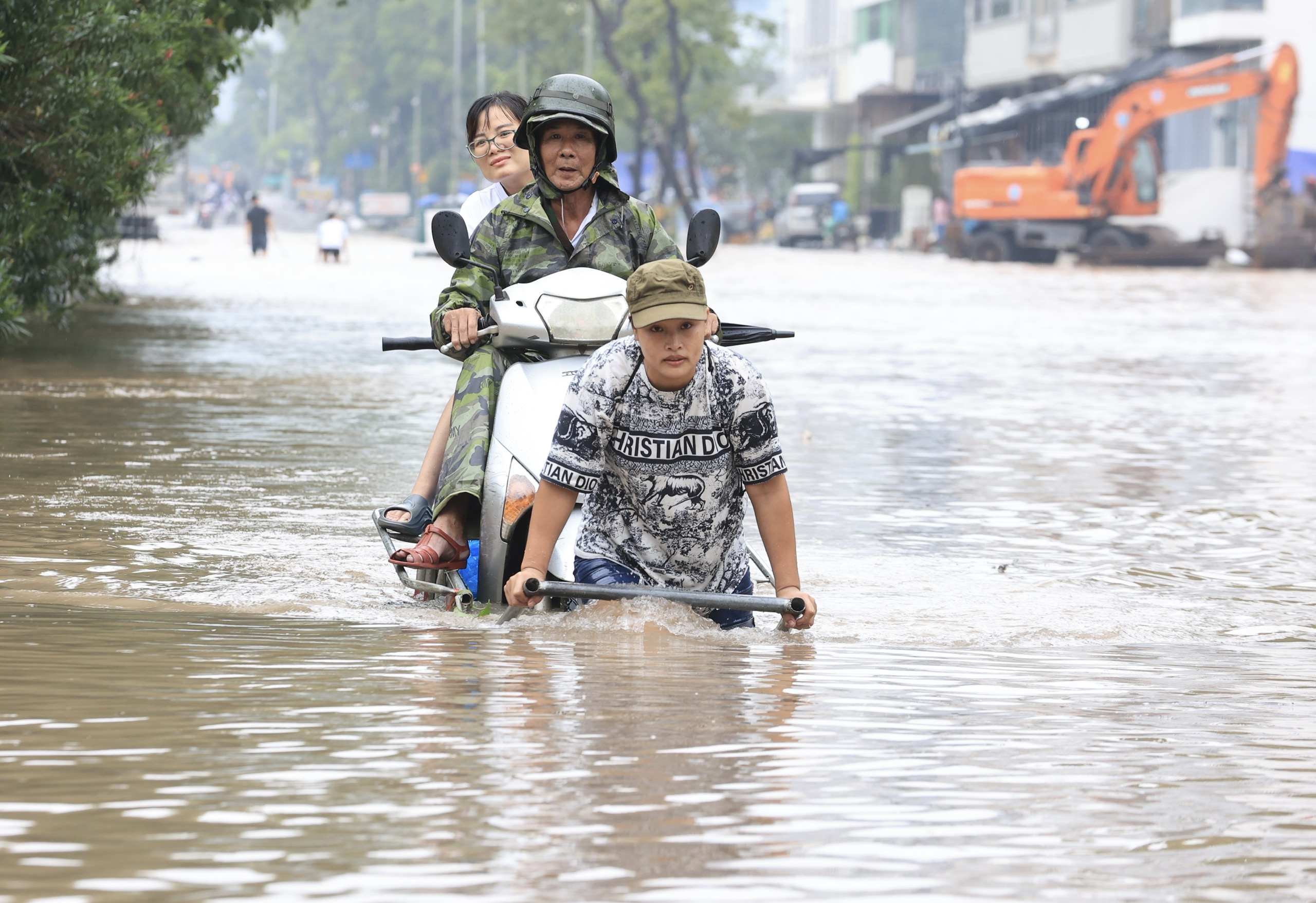 Hà Nội: Nhiều tuyến đường thành sông sau trận mưa lớn đêm qua- Ảnh 11.