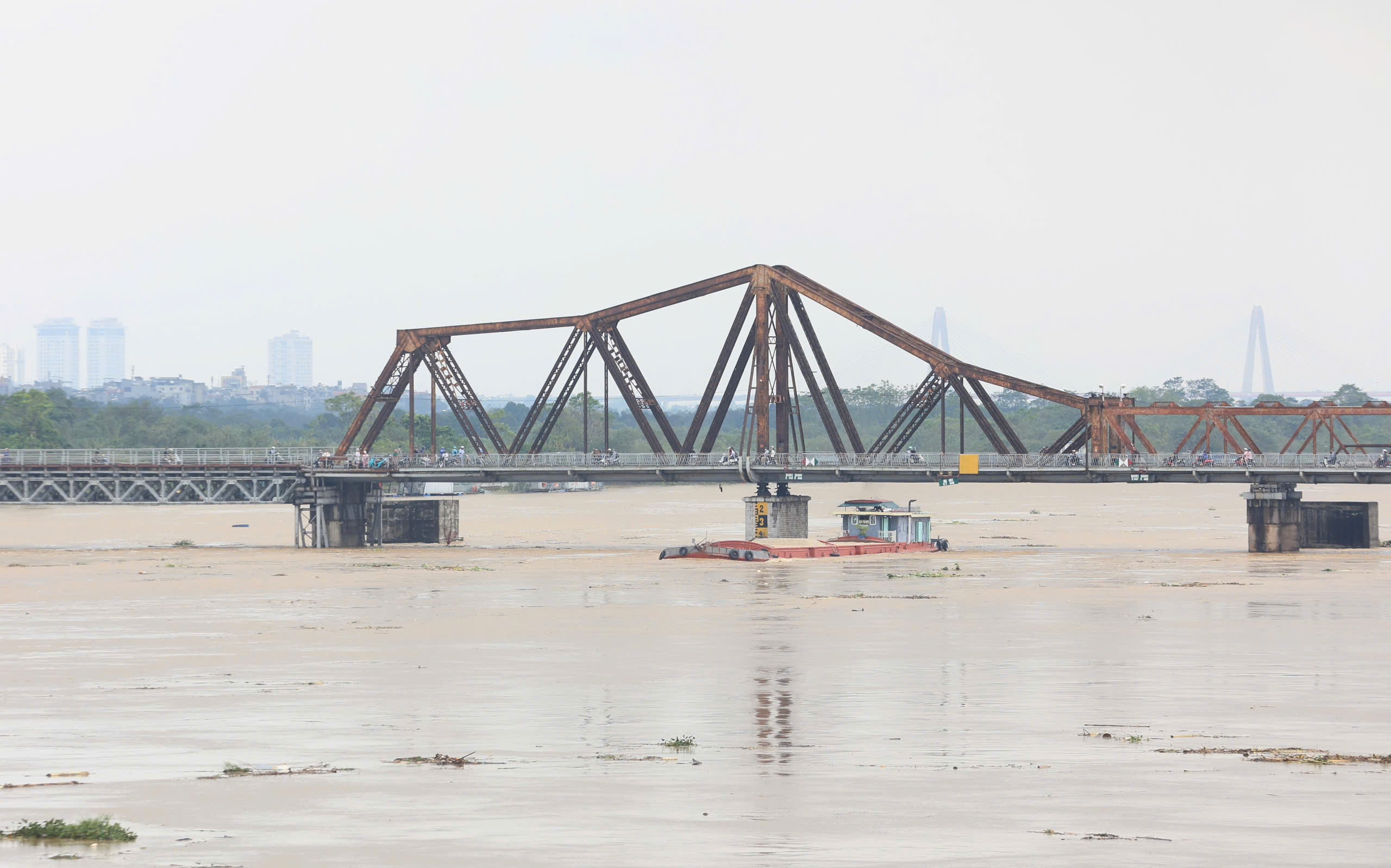 Hà Nội: Cấm toàn bộ phương tiện, người đi bộ qua cầu Long Biên- Ảnh 1.