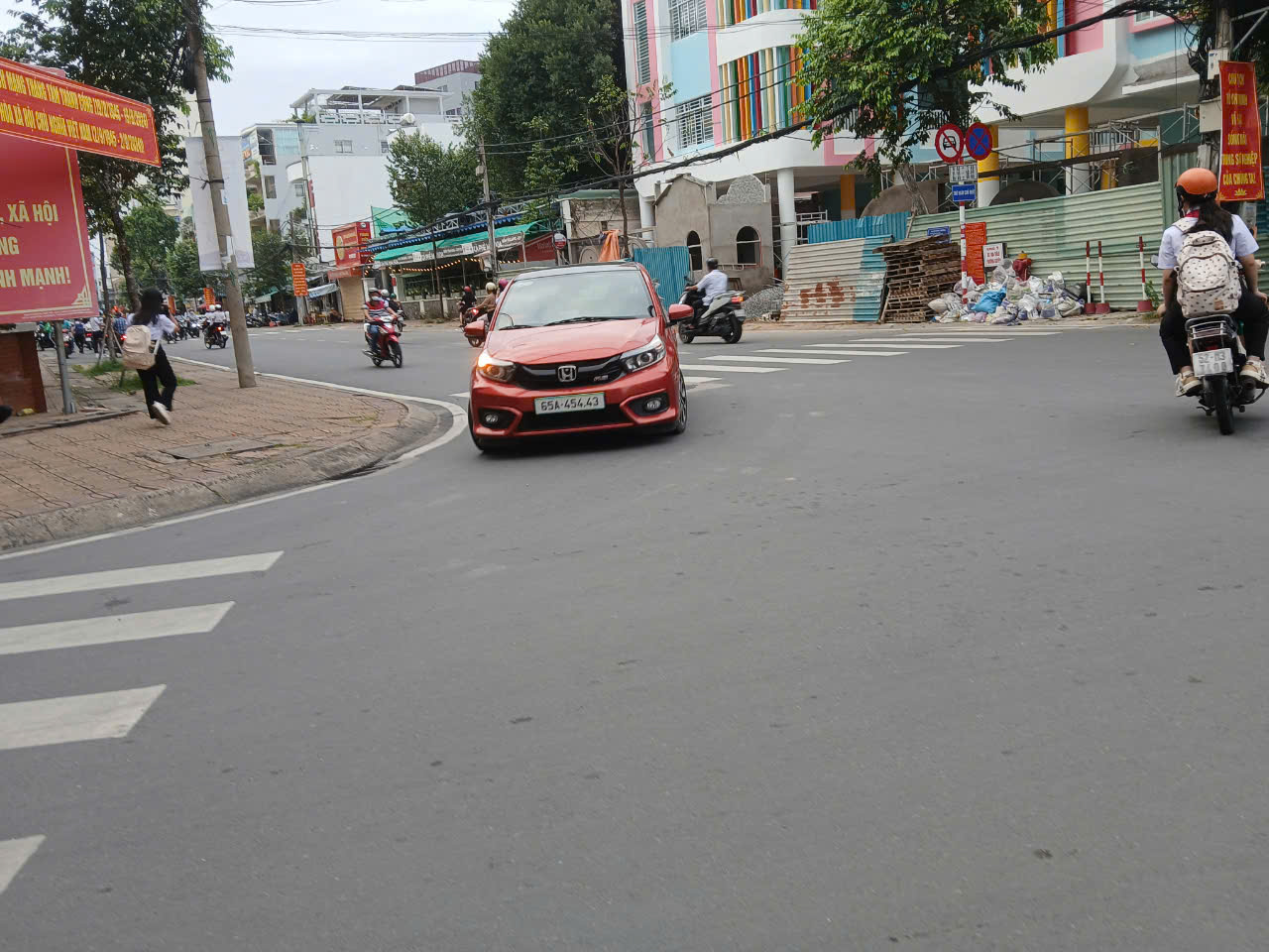 Cần Thơ: Phạt nguội ô tô đưa học sinh vào tận cổng trường, bất chấp đường cấm- Ảnh 10.