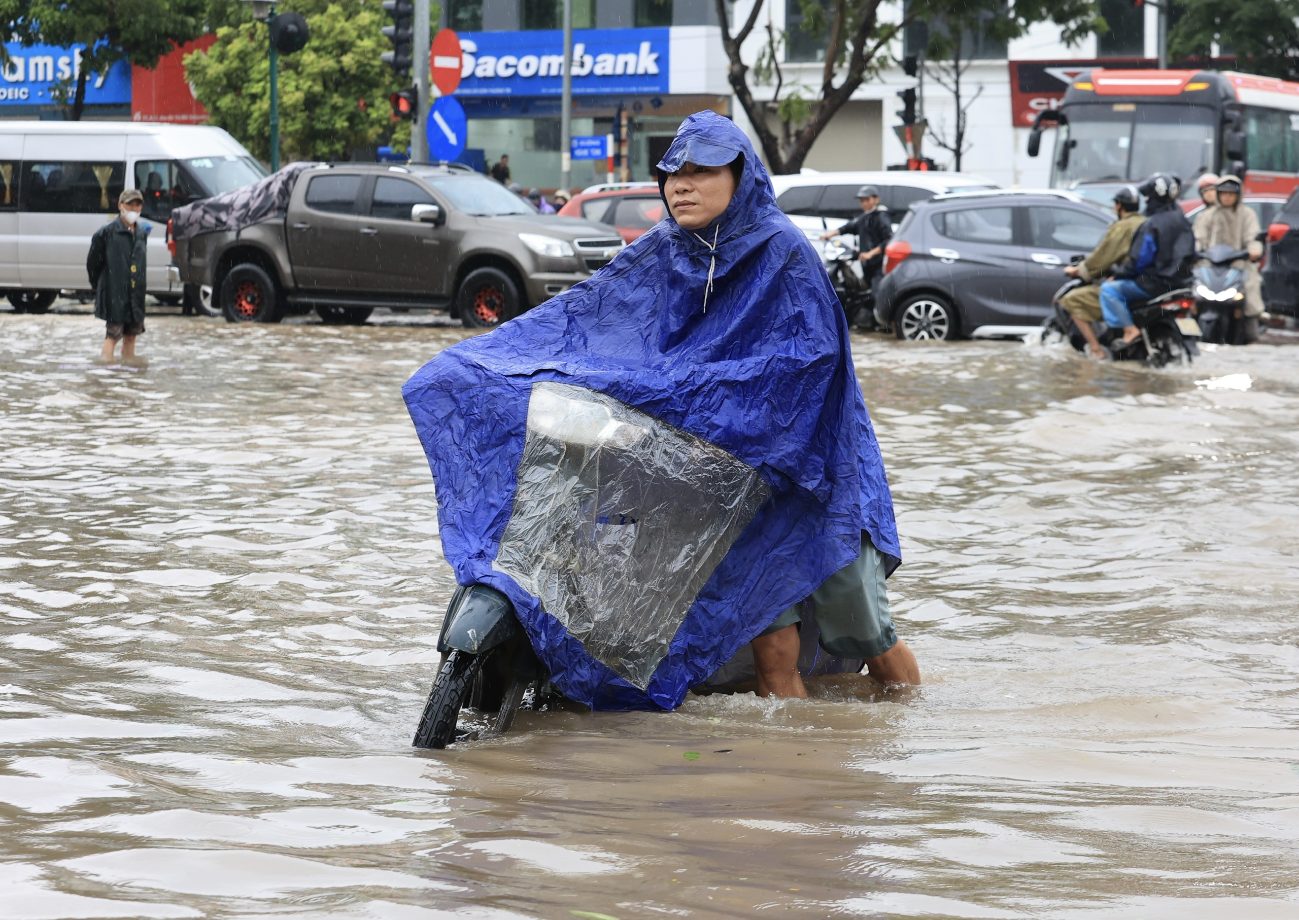 Hà Nội: Nhiều tuyến đường thành sông sau trận mưa lớn đêm qua- Ảnh 4.