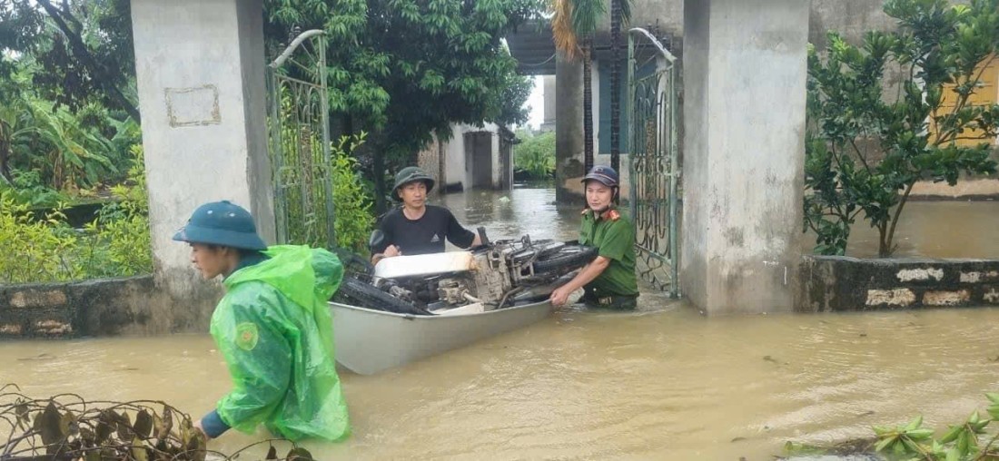 Hàng nghìn người ở Hà Nam gia cố đê, chạy lũ cả ngày lẫn đêm- Ảnh 7.