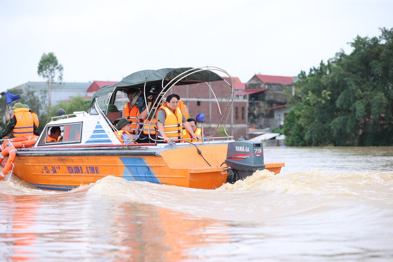 Thủ tướng Phạm Minh Chính đi ca nô, thị sát lũ ở Bắc Giang- Ảnh 1.