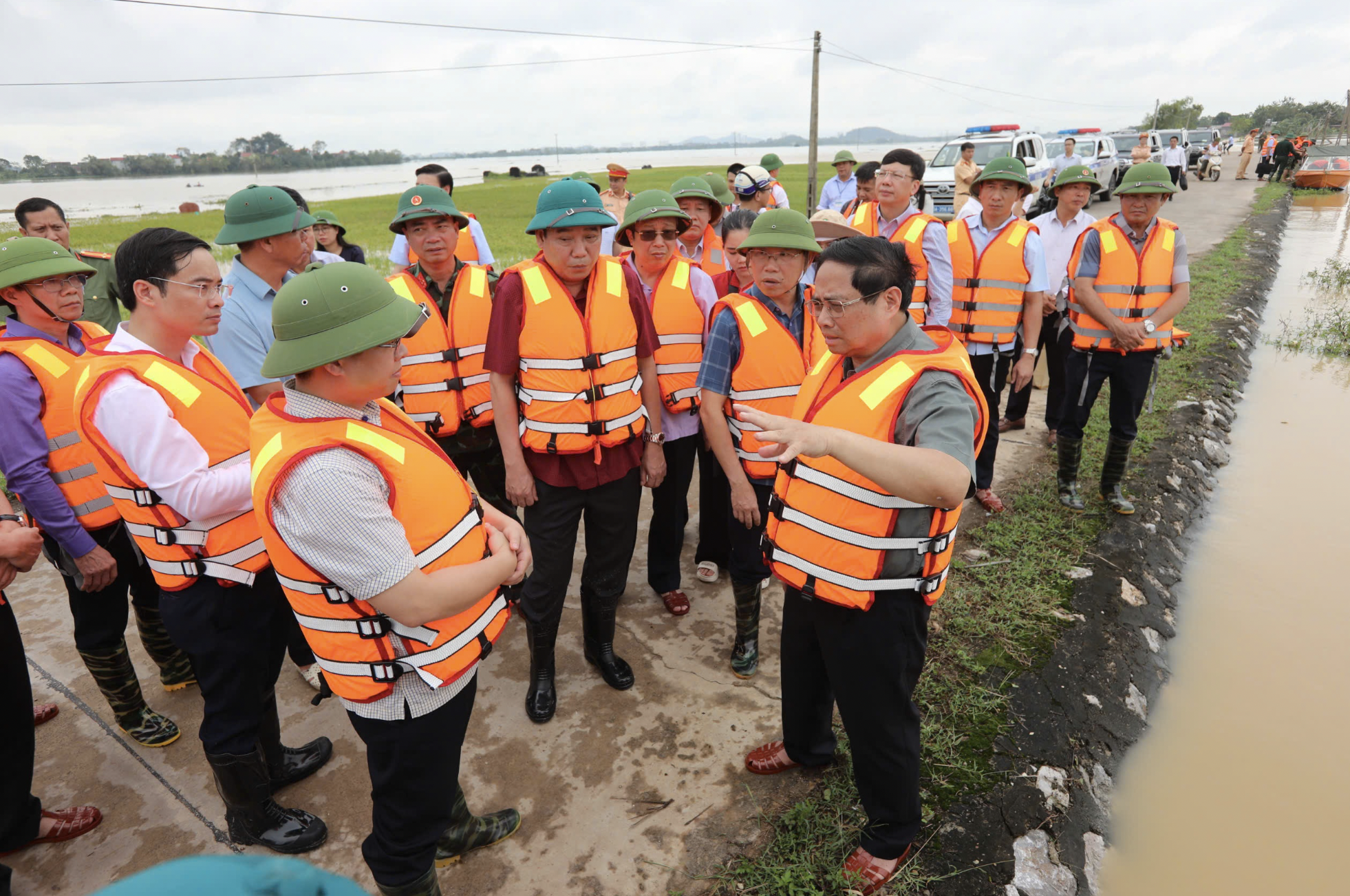 Thủ tướng Phạm Minh Chính đi ca nô, thị sát lũ ở Bắc Giang- Ảnh 2.