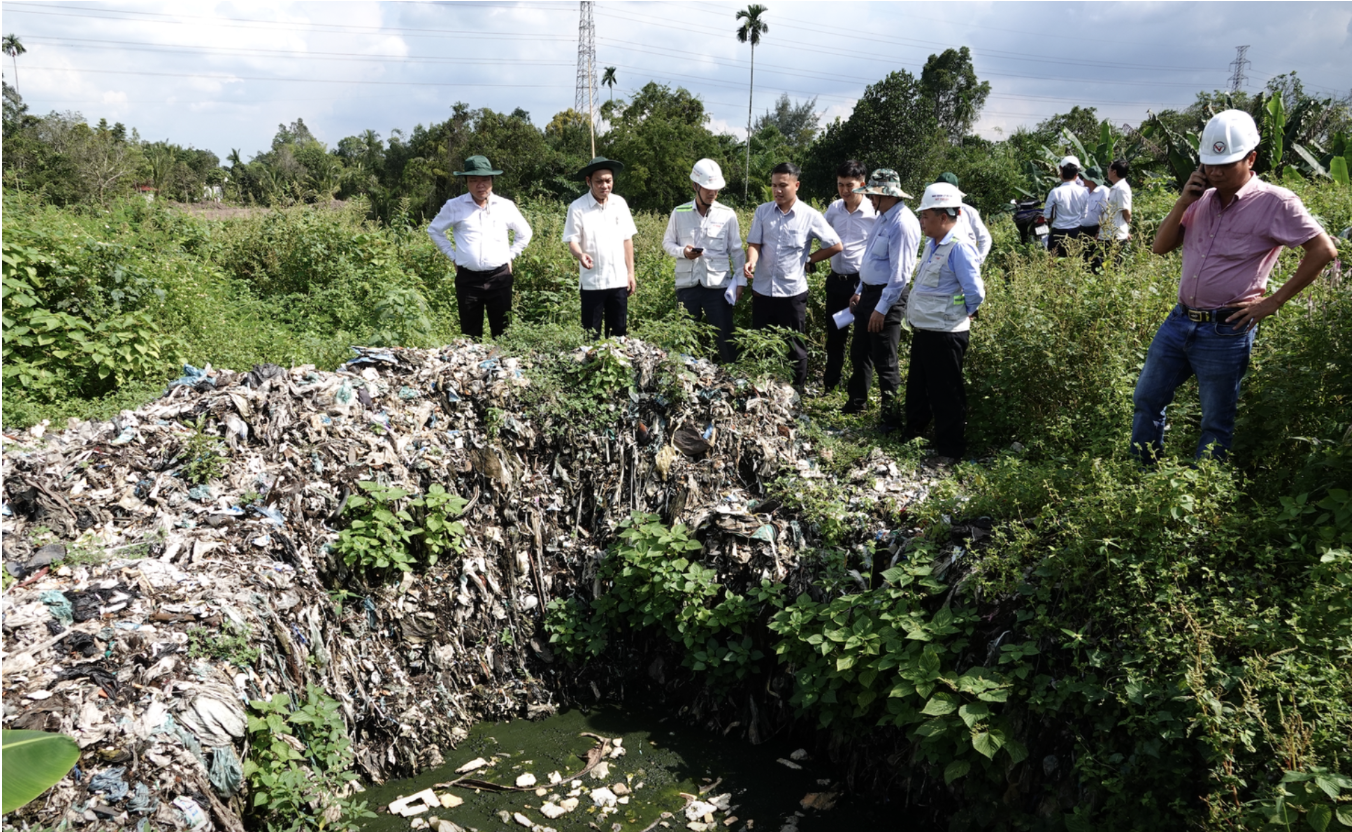 Đề xuất phương án dời bãi rác đang chắn cao tốc Cần Thơ - Cà Mau- Ảnh 2.