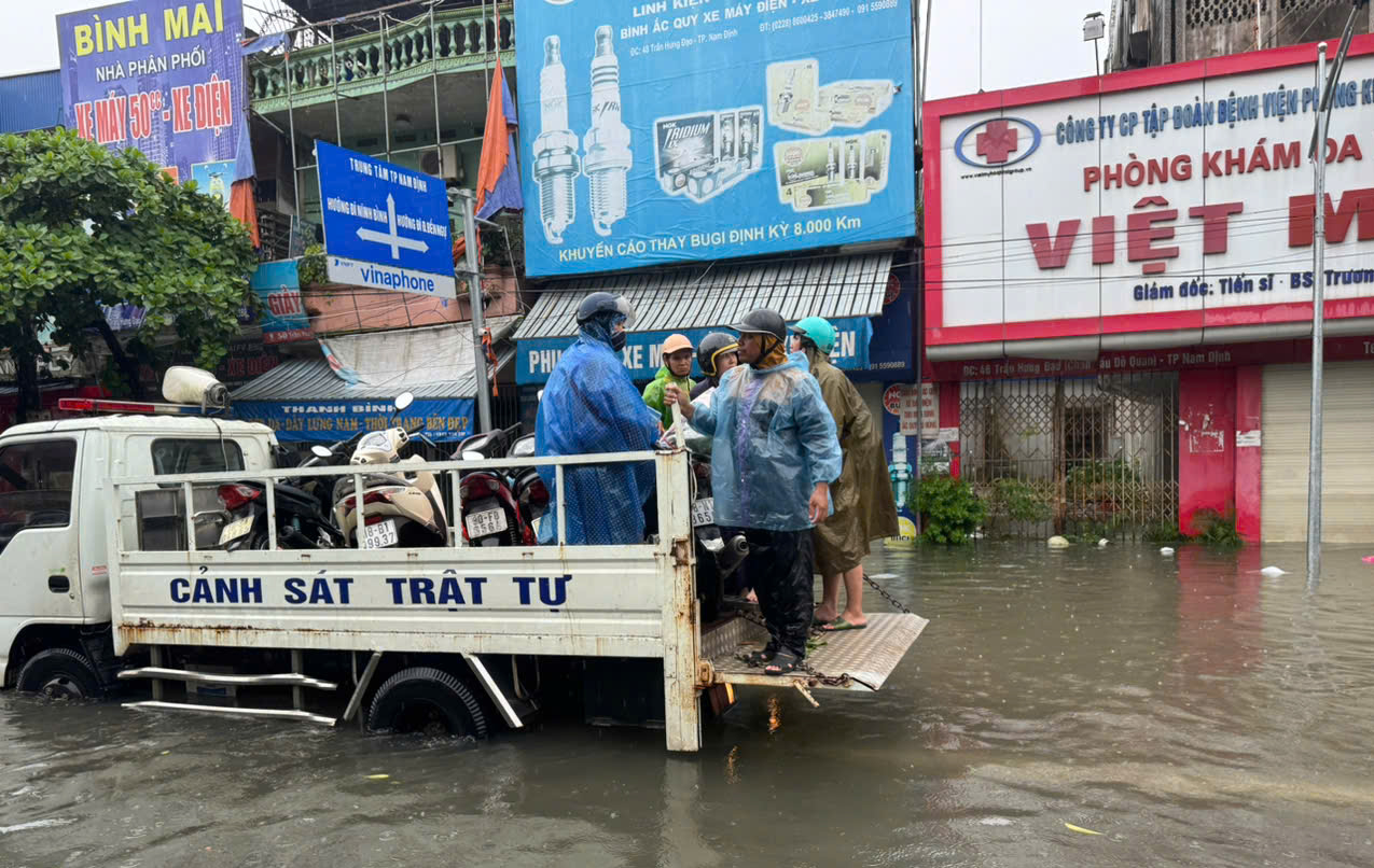 Nhiều khu vực TP Nam Định ngập sâu, cảnh sát dùng xe công vụ đưa dân qua đường- Ảnh 2.