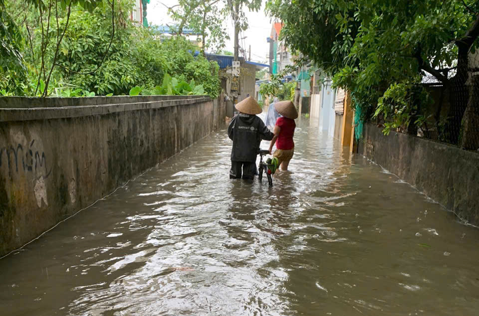 Nhiều khu vực TP Nam Định ngập sâu, cảnh sát dùng xe công vụ đưa dân qua đường- Ảnh 7.