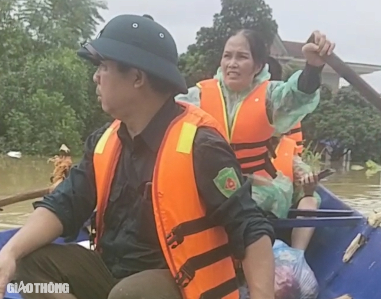 Giữa vùng lũ Thái Nguyên: "Chèo đò tới đâu, nước mắt tôi rơi tới đó"- Ảnh 1.