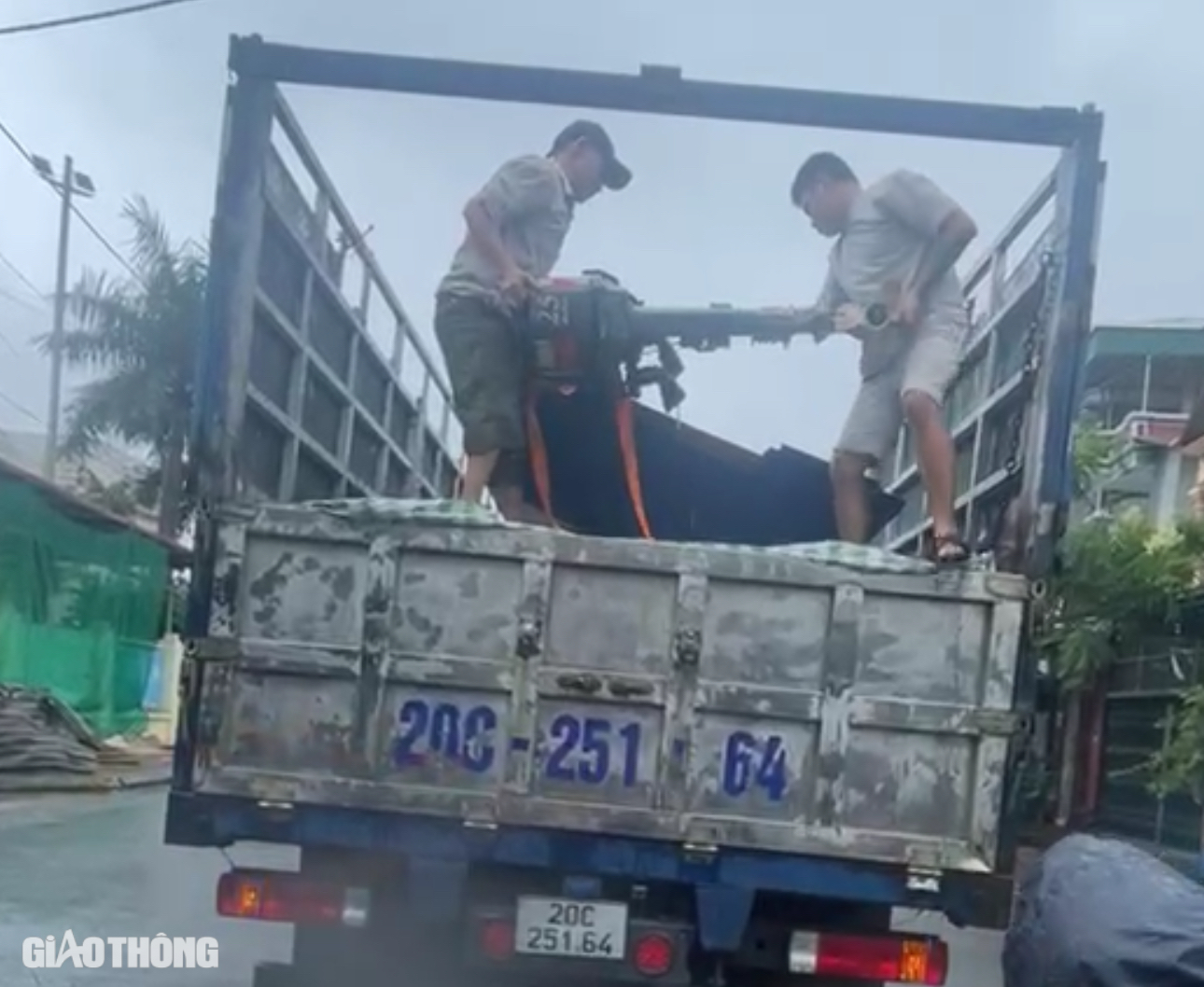 Giữa vùng lũ Thái Nguyên: "Chèo đò tới đâu, nước mắt tôi rơi tới đó"- Ảnh 2.