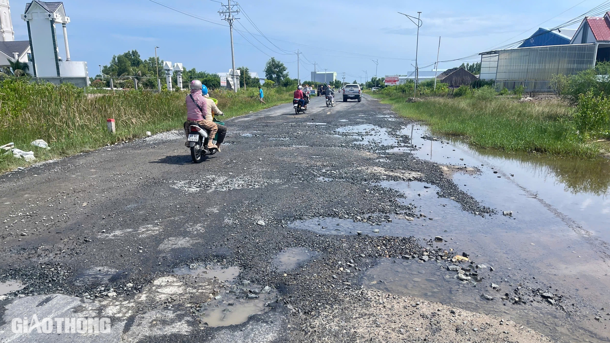 Quốc lộ 1, đường Hồ Chí Minh qua Cà Mau xuất hiện nhiều điểm hư hỏng- Ảnh 1.