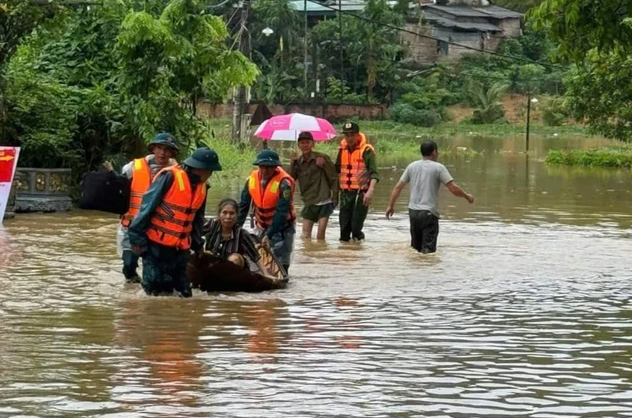 Phú Thọ: Nước lũ tràn đê, nhiều hộ dân phải di dời khẩn cấp- Ảnh 1.