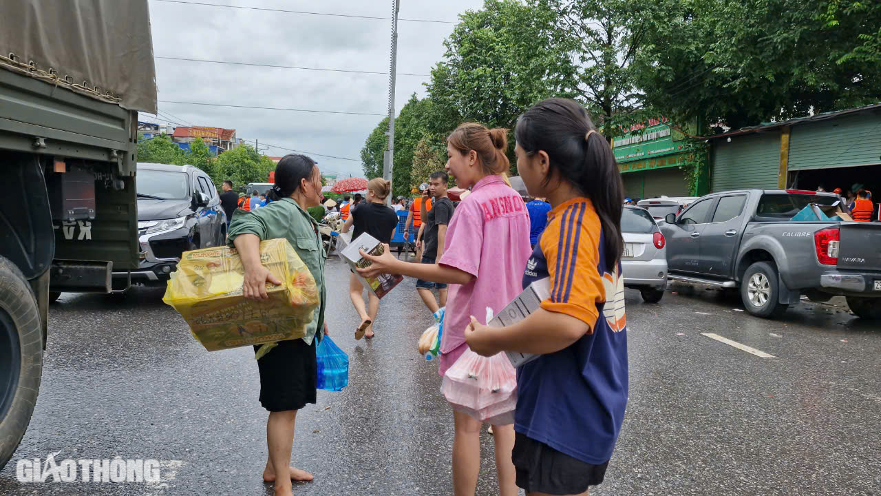 Cận cảnh những chuyến xuồng xuôi ngược, chở đầy nghĩa tình tại "rốn lũ" Thái Nguyên- Ảnh 15.