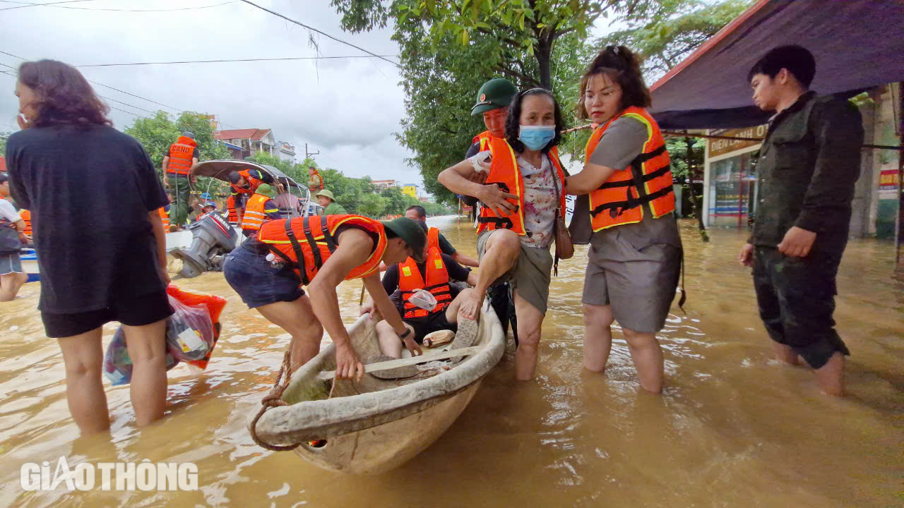 Cận cảnh những chuyến xuồng xuôi ngược, chở đầy nghĩa tình tại "rốn lũ" Thái Nguyên- Ảnh 8.