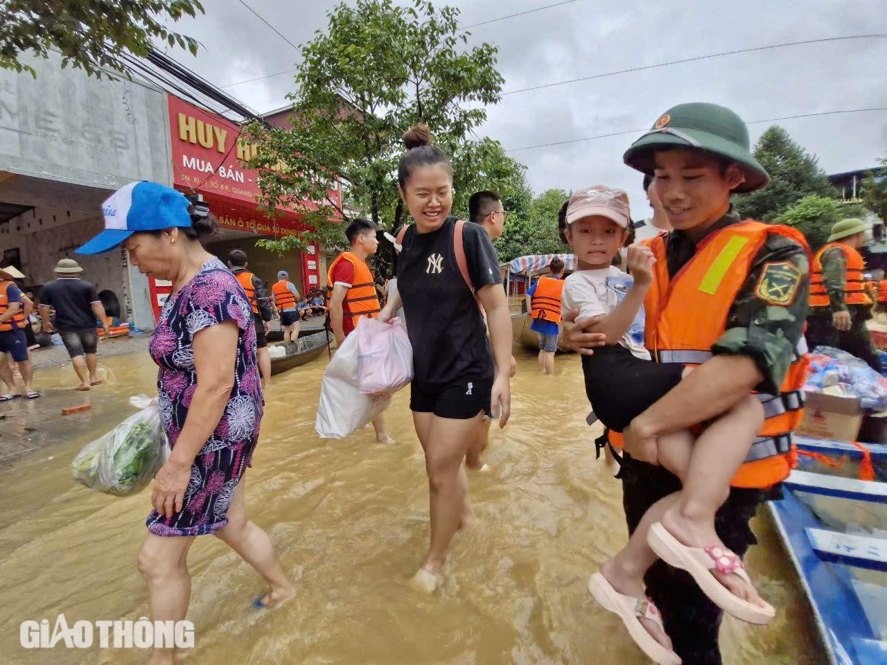 Cận cảnh những chuyến xuồng xuôi ngược, chở đầy nghĩa tình tại "rốn lũ" Thái Nguyên- Ảnh 10.