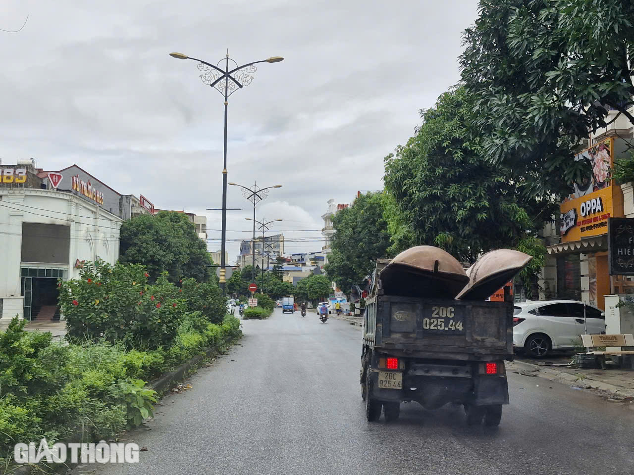 Cận cảnh những chuyến xuồng xuôi ngược, chở đầy nghĩa tình tại "rốn lũ" Thái Nguyên- Ảnh 6.